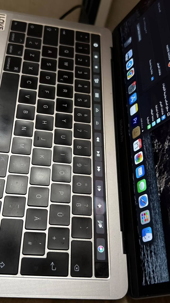 Macbook pro 2017
Ram 16
Hd 512 
 نظافة 90‎%‎. 
حجم الشاشة 13 أنج
تش بار

السعر ٥٥٠ وبي مجال 

للتواصل ***********

نص مكتوب في الصور:
- ٣,٥ GHz Dual-Core Intel Core i7 المعالج الرسومات ١٥٣٦ م.ب. Intel Iris Plus Graphics 650 الذاكرة ١٦ غ.ب. LPDDR3 2133 MHz الرقم التسلسلي C02VF2GSHV2R التفاصيل... انتهت صلاحية التغطية macOS macOS Ventura الإصدار 13.7.8 شاشات العرض شاشة ريتينا مضمنة ١٣,٣-بوصة (٢٥٦٠ × ١٦٠٠) اعدادات شاشة العرض الإشعارات الصوت التركيز مدة استخدام الجهاز عام المظهر تسهيلات الاستخدام مركز التحكم Siri والبحث الخصوصية والأمن سطح المكتب وشريط الأيقونات شاشات العرض خلفية الشاشة شاشة التوقف