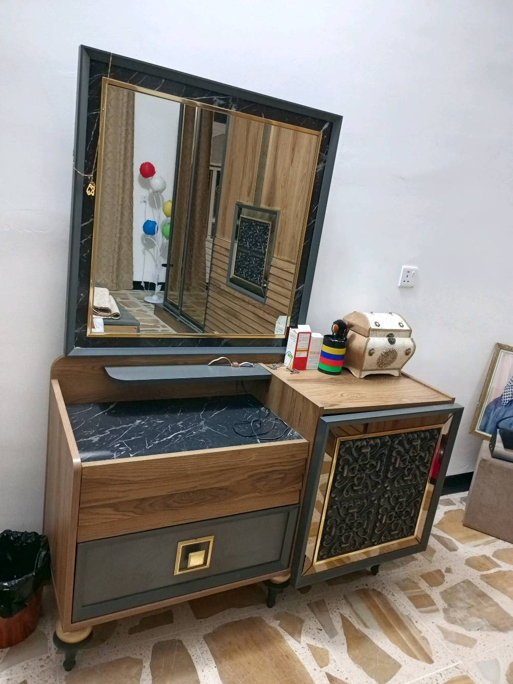 للبيع غرفة نوم كاملة ✨🛏️
طقم غرفة نوم مودرن، خشب لون بني مع رمادي وتفاصيل ذهبية، بحالة جيدة ونظيفة جدًا.
تتكون من:
▫️ تخت كبير مع مسند مبطن
▫️ دولاب ملابس كبير
▫️ ٢ كومدينة
▫️ تسريحة مع مراية كبيرة
▫️ مرايات إضافية
▫️ بانكيت/مقعد أمام التخت
📌 البيع كامل كطقم
📍 الموقع: [ديالئ

للجادين فقط، والتفاصيل والمشاهدة على الخاص. 🌷