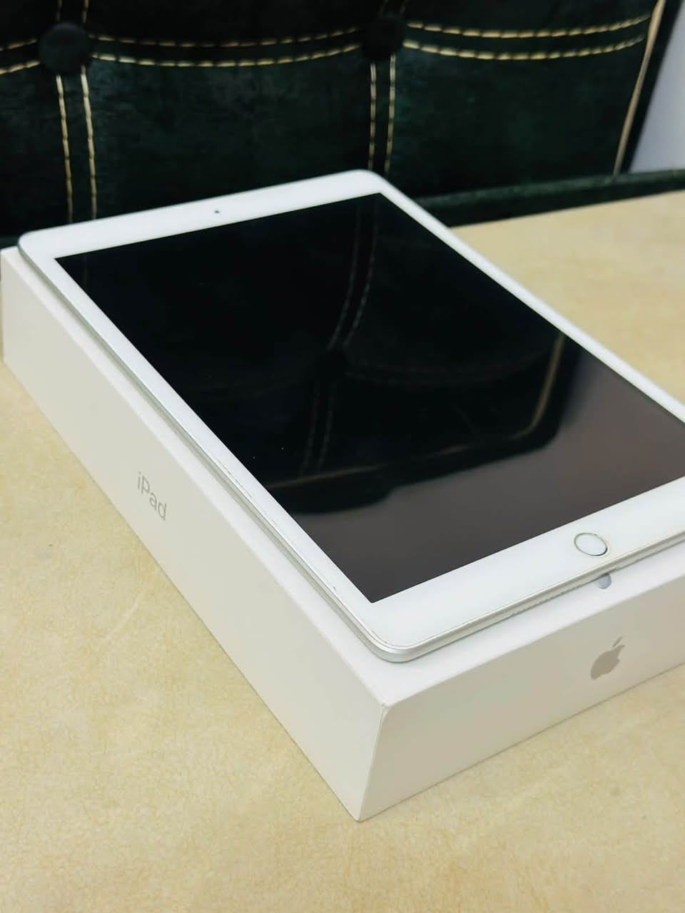 iPhone iPad 8
ايباد مستعمل جديد ذاكره 32
السعر 300الف 
(عدم التواصل خاص)
للتواصل الاتصال على الرقم 
***********

