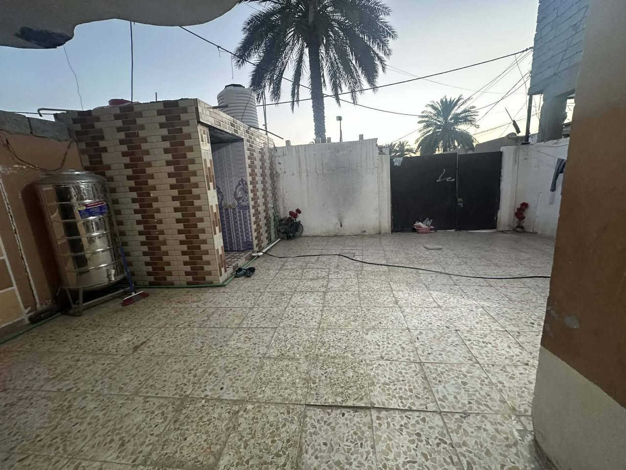 السلام عليكم بيت للبيع شارع الأطباء قرب فرن احمد الموالي مساحة 220 سعر 110 وبي مجال بي  ***********
