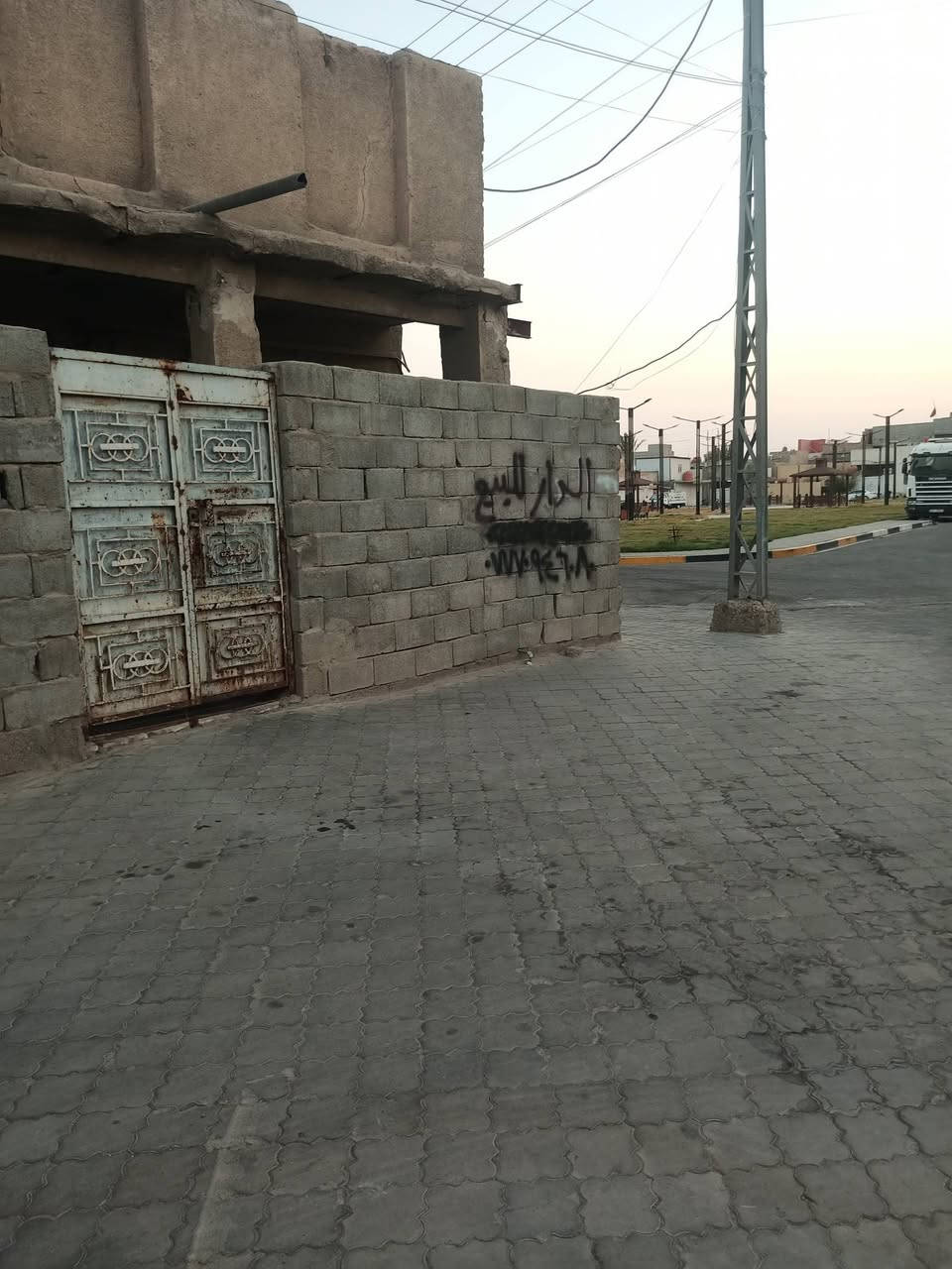 بيت للبيع في الزبير حي العسكري مساحته 177 البيت ركن مكانه خلف النادي الرياضي واجه 10 نزاله 17ونص نوع العقار طابو صرف اتصل ***********
