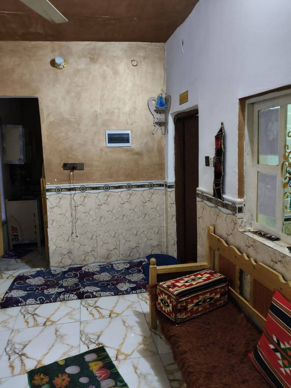 يوجد لدينا دار سكن للبيع ١٠٠م خلفي طابق واحد عگاده حي الفداء مقاطعة ٢٢قرب صيدليه بدور غرفتين وصاله ومطبخ وديوانيه وصحيات داخليه وخارجيه البيت حاليا فارغ السعر ٦٠مليون مع المجال للاستفسار الاتصال على الرقم ***********
