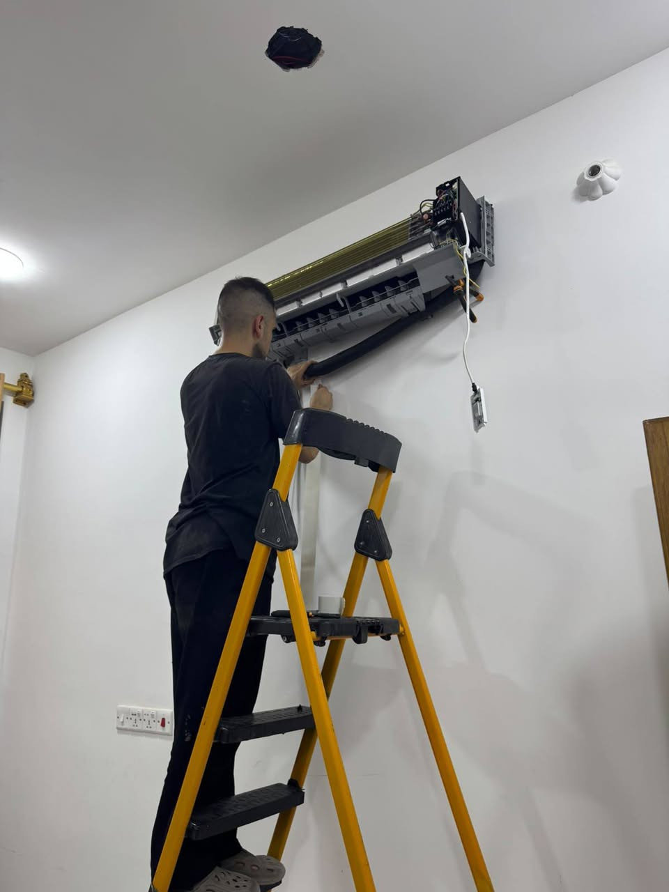 جانب من اعمالي 

1- تنصيب سبلت جداري 2 طن غاز ٤١٠ نوع ميديا في حي العطاء 

2- تنصيب سبلت جداري 2 طن غاز ٤١٠ نوع الريان في حي العطاء 

3- تنصيب سبلت جداري طن ونصف غاز ٤١٠ نوع كارير في مجمع حطين 

4- ادامة سبلت جداري طن ونصف غاز ٢٢ نوع اوكس

ورشة سيف حكيم لصيانه وتنصيب وأدامة كافه اجهزة التبريد 
***********
***********

