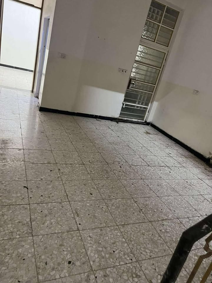بيت للايجار طابق واحد
يحتويً على غرفة نوم واستقبال وحولي كبير وصحيات ومنور
عنوان البيت
نهاية اربع شوارع شارع مخبز المجتبى ( النفطية)
الشارع ١٠ 
ايجارة ٤٠٠
للاستفسار
***********
