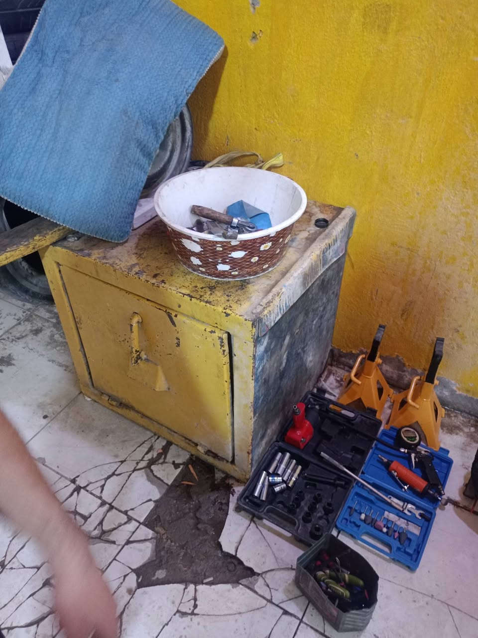 غراض للبيع الغراض نظاف كلش  
خالعه حجم 24 بطل هواء ابو التاروستين
جك هواء هوزنات مبرده دريل كوسره
صونده 30 متر گيج لقام كامله غراظ محل كامل  
السعر مليونين و100 وبيهن مجال العنوان نجف سايدين المطار قرب بوابت الخروج المطار  ***********
