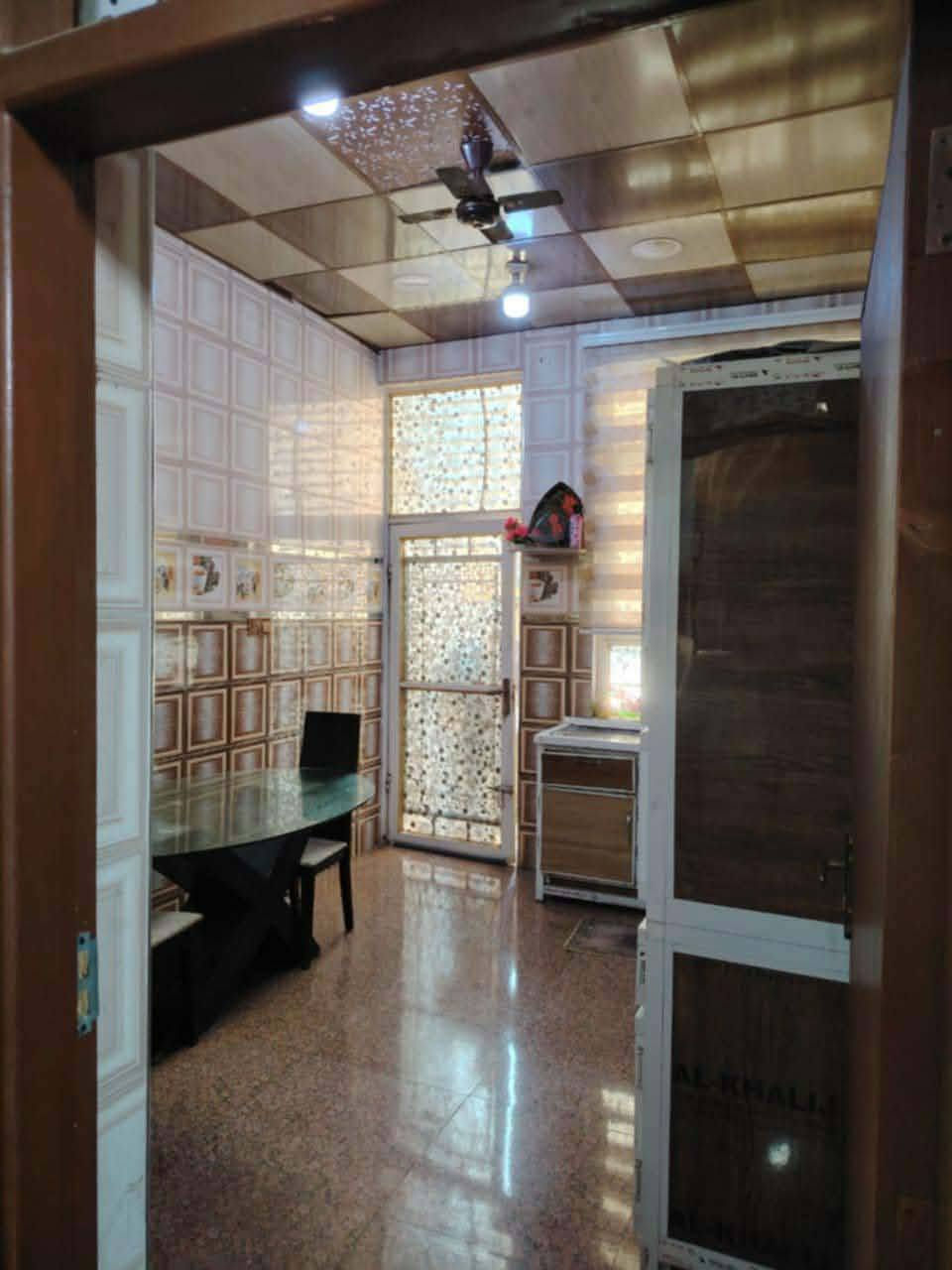 سلام عليكم دار البيع مساحته 150 طابو زراعي اميري البيت طابق ونص طابق ارضي غرفه نوم صاله ستقبال مطبخ صحيات خرجيه ودخليه وكراج طابق الفوك غرفه نوم وصاله البيت جص وبورك كهرباء بوري مشتغله البيت فول الموقع بعقوبة التحرير حولي قرب جامع المدينه المنوره السعر 95       ***********.        ***********
