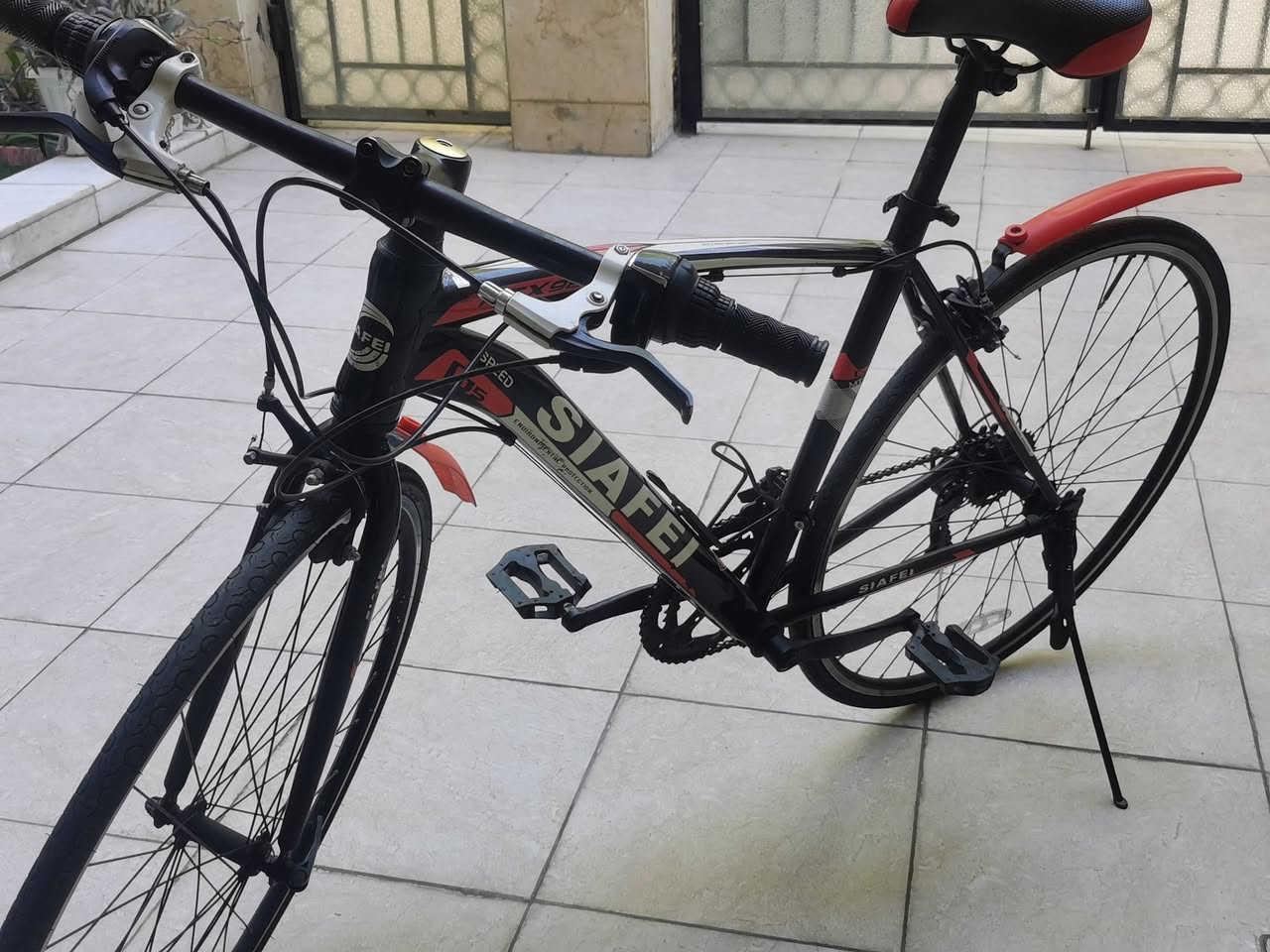 دراجة هوائية  (Hybrid) ماركة SIAFEI- خفيفة وسريعة

للبيع بايسكل دراجة هوائية هجين (Hybrid Bike) ماركة SIAFEI (موديل GTX980)، تجمع بين سرعة دراجات الطرق وراحة دراجات المدن . الدراجة بحالة نظيفة وجاهزة للاستخدام الفوري دون الحاجة لأي صيانة

 تصميم رياضي انيق باللونين الاسود و الاحمر

الميكانيك :

گير امامي سرعتين ٢  
-في الغالب لن تستخدم السرعة الثانية - 

گير خلفي ست سرعات ٦ ممتازة 
الاطارات نحيفة ممتازة ( حجم 26) 
البريك ممتاز
الهيكل جيد

جيد للرياضة و التنقل
المكان: حي تونس آفاق عربية
للتواصل : ***********
               يوجد واتساب و تلگرام

السعر :225،000 الف
