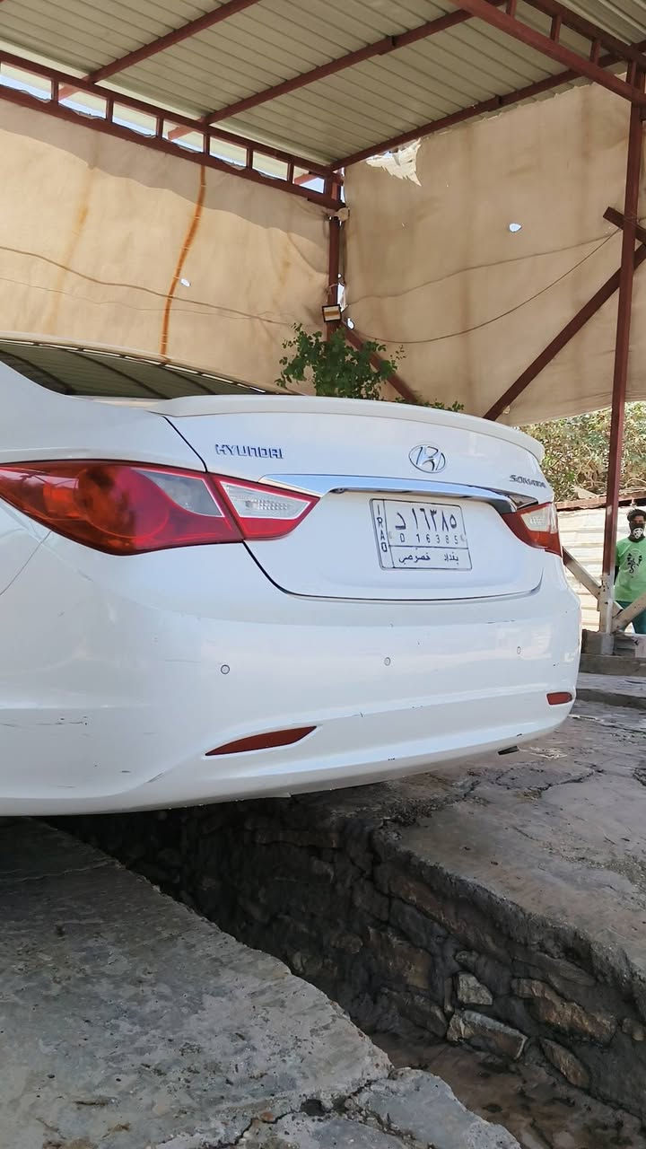 سوناتا خليجي موديل 11
محرك 2400 دوش 
بيها باب وجاملغ خلفي مصلحات فقط 
محرك جديد 
تبريد جديد 
تخم ويل و تخم تاير جديد 
رقم بغداد مداور مباشر 
للعلم متوازين عل امداور مالتها يعني اليشتري اله مجال للمداور 10 ايام 
سعر السياره 105 وعليها غرامات تنزل من سعر السياره 
عنوان نجف 
***********

نص مكتوب في الصور:
- HONOR X9c