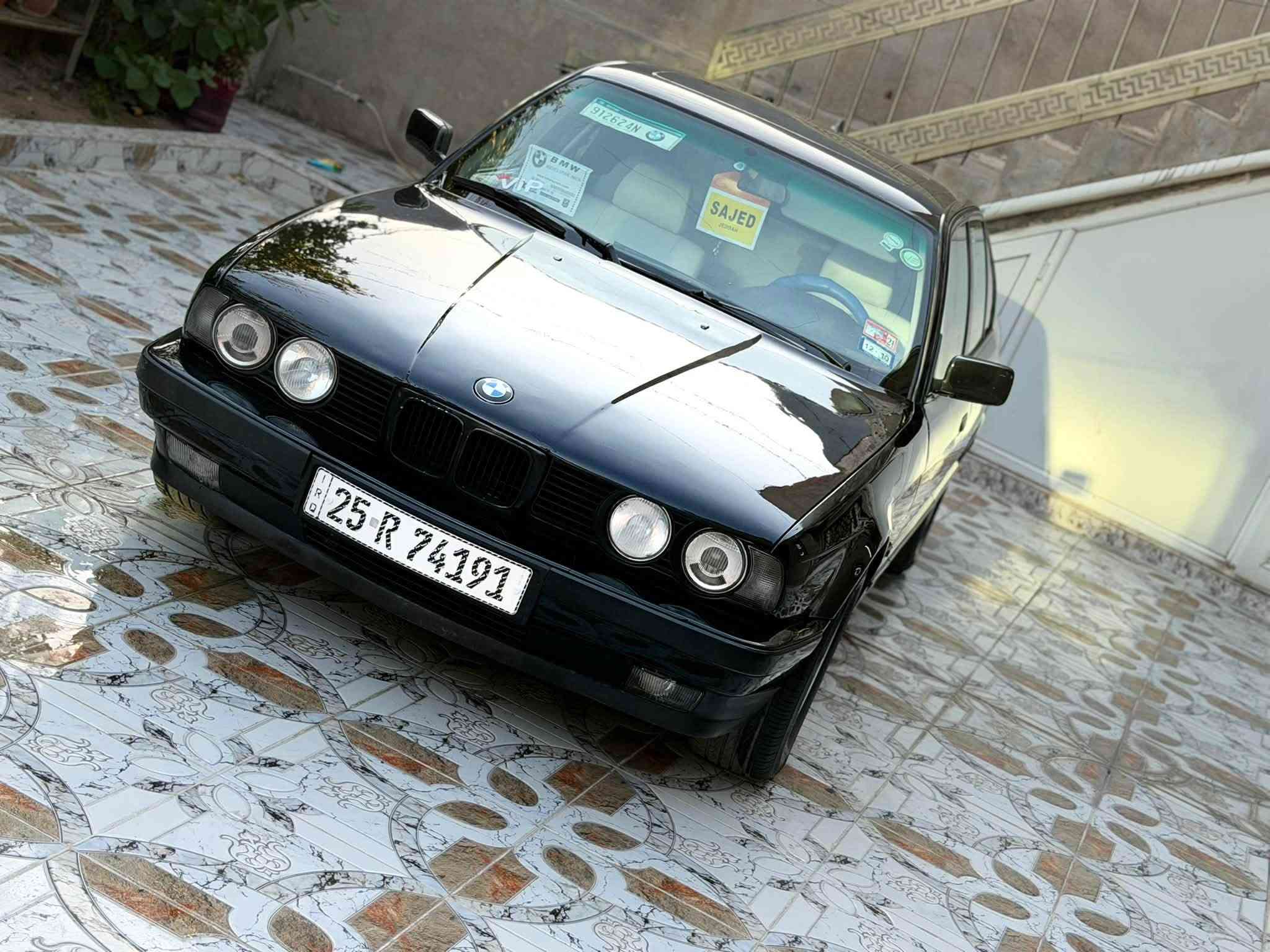 #السلام_عليكم 
  BMW 525 مسكر 
موديل 92
لون اسود ملكي
              ꧁مواصفات꧂
«رقم كركوك مشروع وطني
«هزه جديد
«سلايت طكتين 
«داخل ابيض
«كير اوتماتيك 
«نظام سبورت
«تبريد تدفئه
«قفل مركزي
«دبل ايرپاك
«الكشنات الاماميه تدفئه
«اربع جامات كهرباء
«بيها بلوتوث وي اس بي
«السياره باسمي 
«تخم تايرات جدد
» اول صبغه اله سياره بدون 
حادث ولا جطل
» صدر امامي خلفي شرط 
» سياره جاهزة اي نقص مابيه 
» سياره كروز سرعه شغل 
» حجر بيئه موجود بيه
مكان السيارة كركوك 
الاستفسار الاتصال ع الرقم***********
