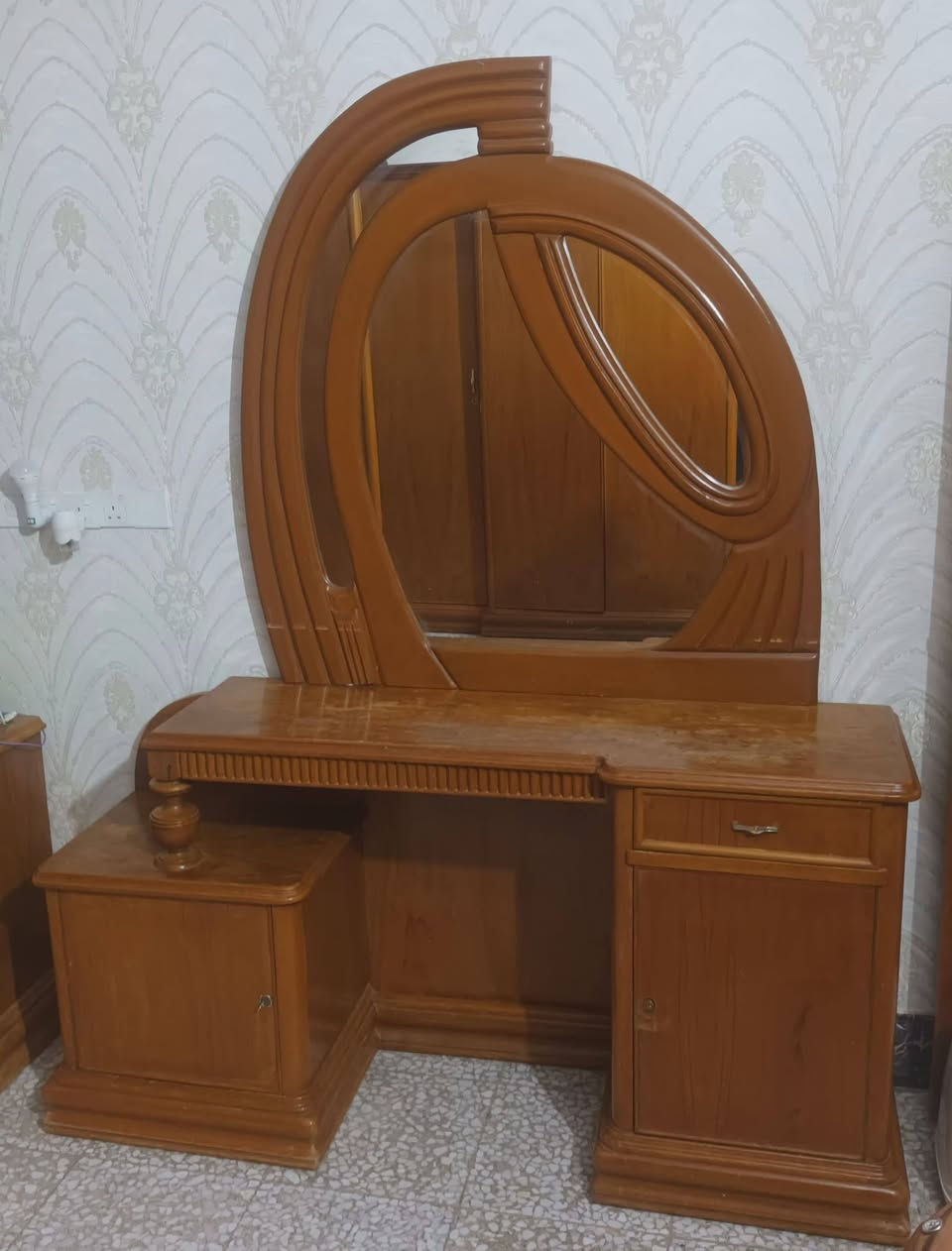 غرفة اخشاب للبيع شغل عراقي درجة أولى (نجارة شارع المدينة) الموقع ( نجف - حي الفرات )
محتويات الغرفة :

-----------------

*كنتور ٥ ابواب 

*زاوية تحتوي على معرض  وكومدي ومجرات عدد ٢

*جربايه مع كومديات عدد ٢

*ميز مرايه ذات تصميم عصري ومميز

المميزات :

----------

*الخشب صاج خارج وداخل 

*ارتفاع الغرفة ٢.٣٠سم 

*فرش الجرباية عدد ٢ 

((السعر مليون و ٨٠٠ الف))

للاستفسار الاتصال على الرقم ***********
