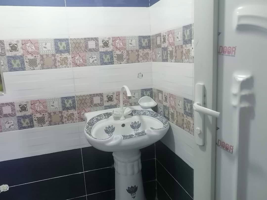 السلام عليكم

الوصف والتفاصيل✍️

دار للبيع🏠طابو صرف✍️📠للاتصال ☎️ على الرقم لطلب ومعرفه السعر  *********** 
المكان أو الموقع 🌏بعقوبة كاطون الرحمه بالقرب من جامع صهيب الرومي خلف محلات ابو رافد 

التفاصيل ..
1- مساحه ٢٤٠متر 
2- يتكون من استقبال صاله+كلدور+غرف عدد 2كبار +مطبخ حار وبارد طابق اول 
3- طابق ثاني يتكون من بيتونه كامله سيراميك +غرف عدد 2مبنيات نقص سقف فقط 
4-حمامات عدد2داخل وخارج الخارج غربي شرقي +حمام 
5البيت كله بورسلين إلى الشارع 

الخدمات🚧
1- كهرباء وطني مولد 
2- ماء+مجاري صرف صحي 
ملاحظه* التبليط 🛤️قيد الانشاء يعني تبليط ما واصل بعد بس مجاري موجوده 
نوع السند وفئته طابو صرف اصلي ✍️✍️
يبعد عن الشارع العام 700متر أو يبعد عن شارع الحولي أقل 200متر 
#بيع #عقارات
