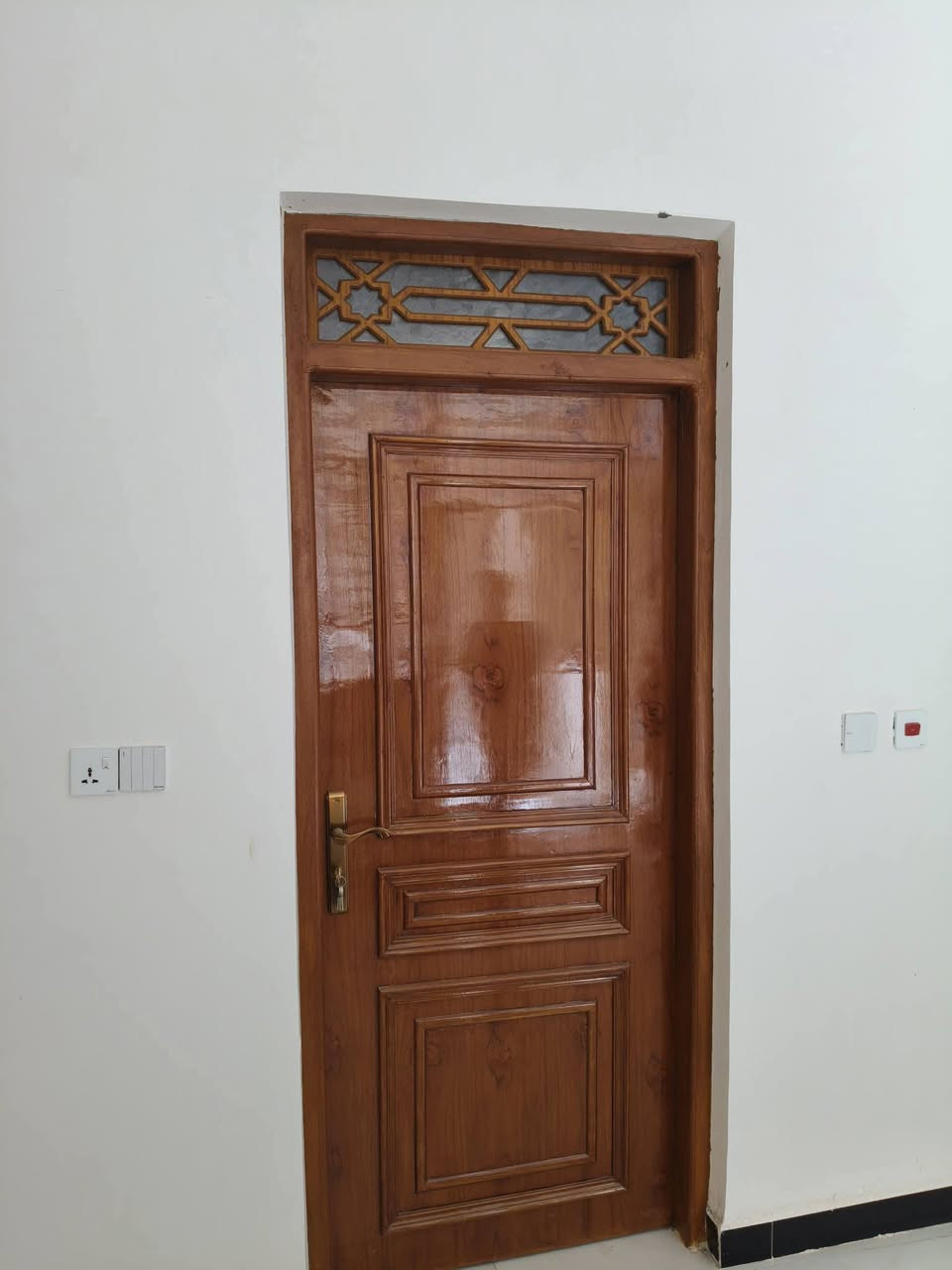يوجد لدينا دار سكن للبيع ١٠٠م خلفي بناء حديث مسلح حي الكرامه نهاية شارع العياده الي خلف السريع السعر ٧٥مع المجال للاستفسار ***********
