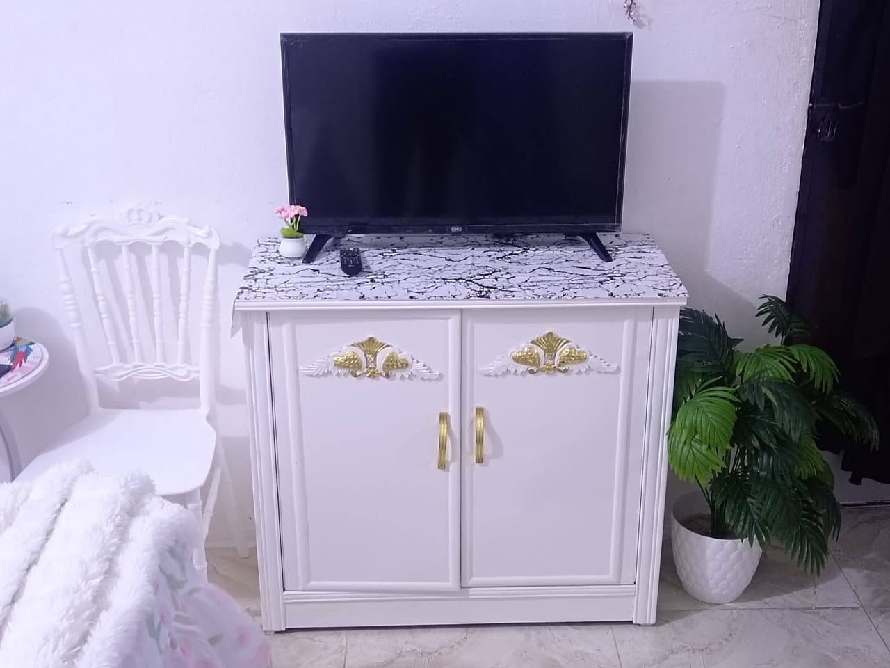 غرفه عراقيه بيضه مستعمله السعر مليونين وبيها مجال بسبب ضرر بسيط بيها للاستفسار  ***********
