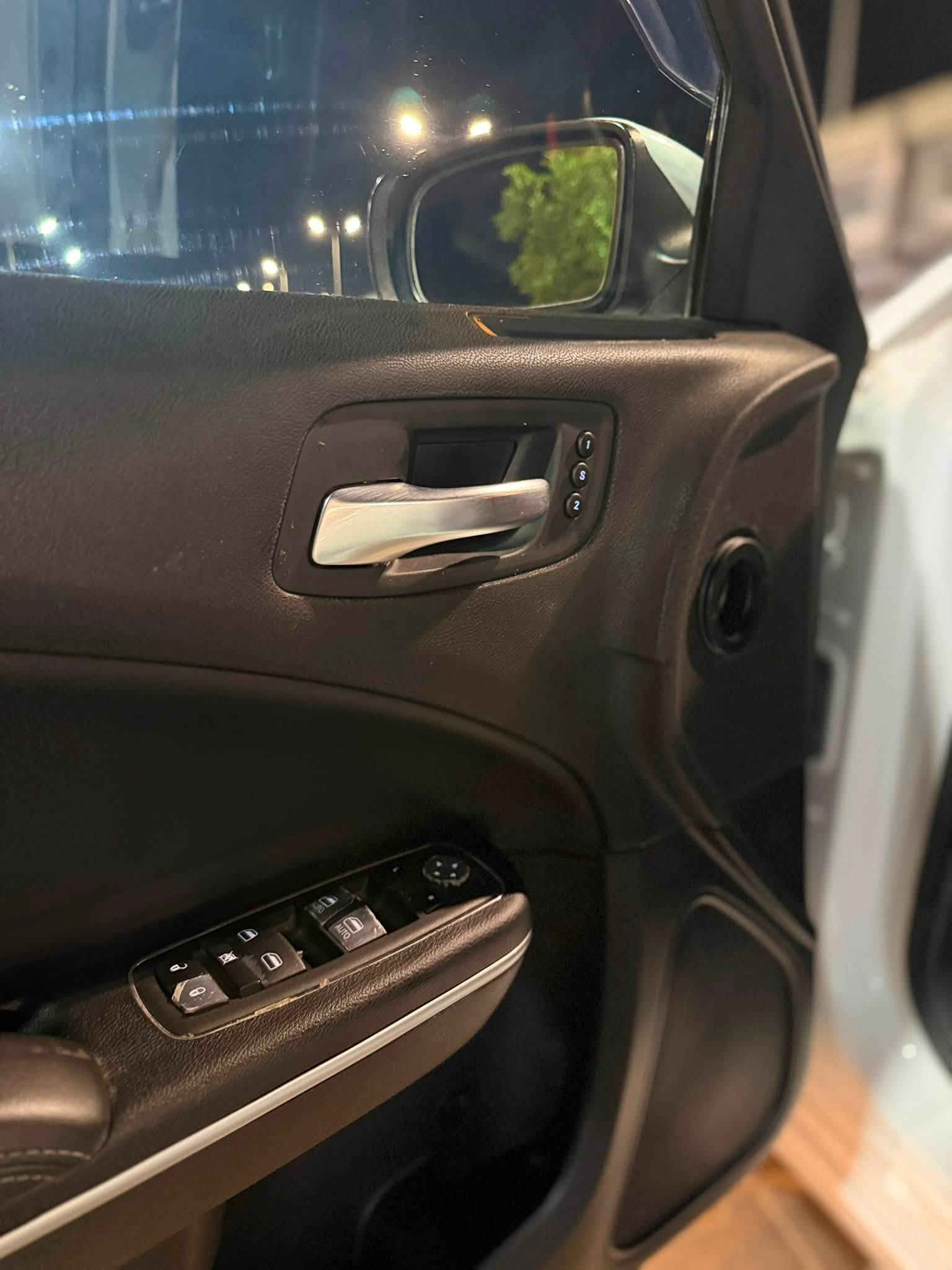 جارجر SXT بلاص موديل 2022 
فول الفول 
رقم سليمانيه   الجديد بسمي 
تحويل ثاني يوم
مواصفات 
محرك 3600 (V6)
تشغيل عن بعد 
كشنات جلد 
سلايد (فتحة )
شاشه وسط
كاميرا دوارة
كرسي كهرباء تبريد تدفئة
كشن خزن 
ويل 20 رياضي
تحكمات فوول  
تبريد قطعتين وبعد مواصفات ال sxt بلاص معروفة 
حادثه بصيط جدن جاملغ السكن فقط بدون ايرباك كفاله الباقي 
السعر 238 
مكان السياره ديالى خانقين
رقم صاحب سيارة ***********
