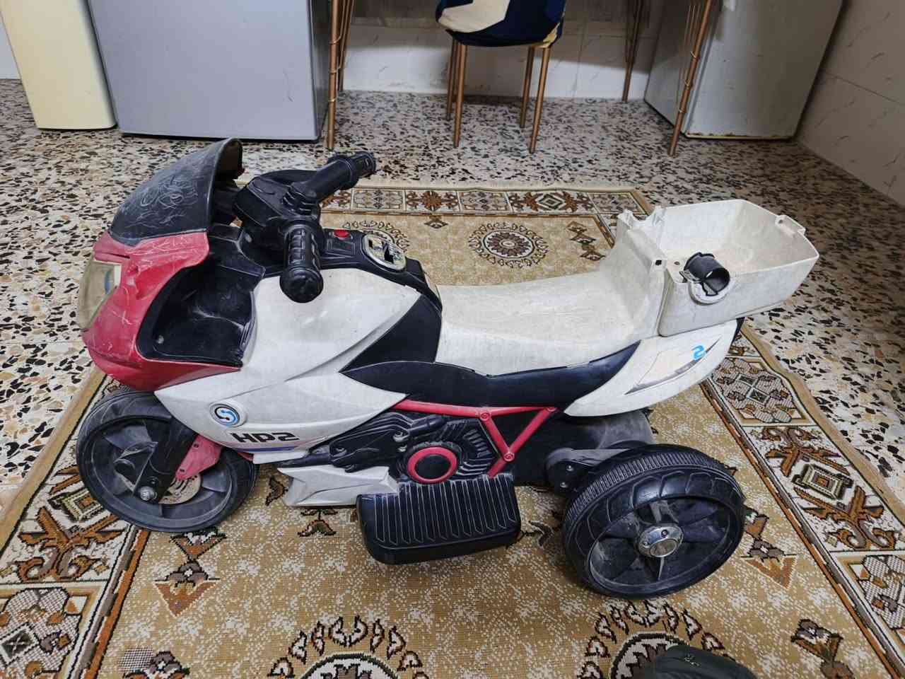 السلام عليكم عندي هاي الدراجات مال اطفال ثنين البيضه شغاله بس تركناها ورجعنه لكيتها ماتشتغل باتري يمكن الحمره عطلانه الدكمه مالتها نشلعت يعني ثنينهن صيانه ابيعهن على حطتهن مكاني بغداد الحبيبية خلف وليد ابل كص متواجد فيس ورقم *********** السعر الوحده 25. ثنينهن 45
