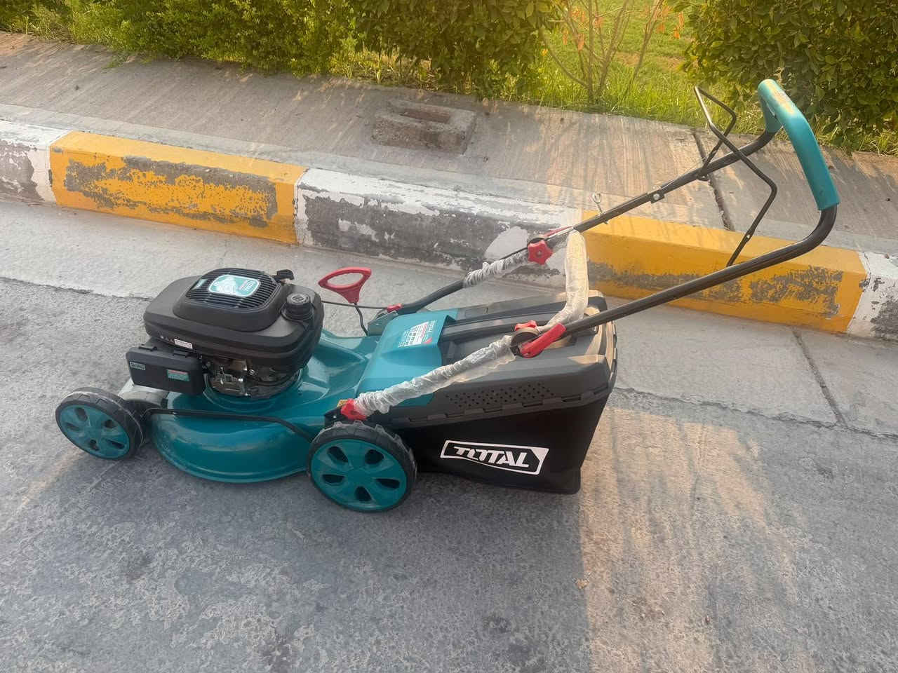 📌مكينة ثيل بنزين للبيع شركة توتال استخدام قليل
📌حجم السكين 51سم 
📌حجم المحرك 4.8 حصان
📌سعة الخزان 62 لتر
📌السعر 350 الف وبيها مجال
للتواصل الاتصال على رقم الهاتف
***********
