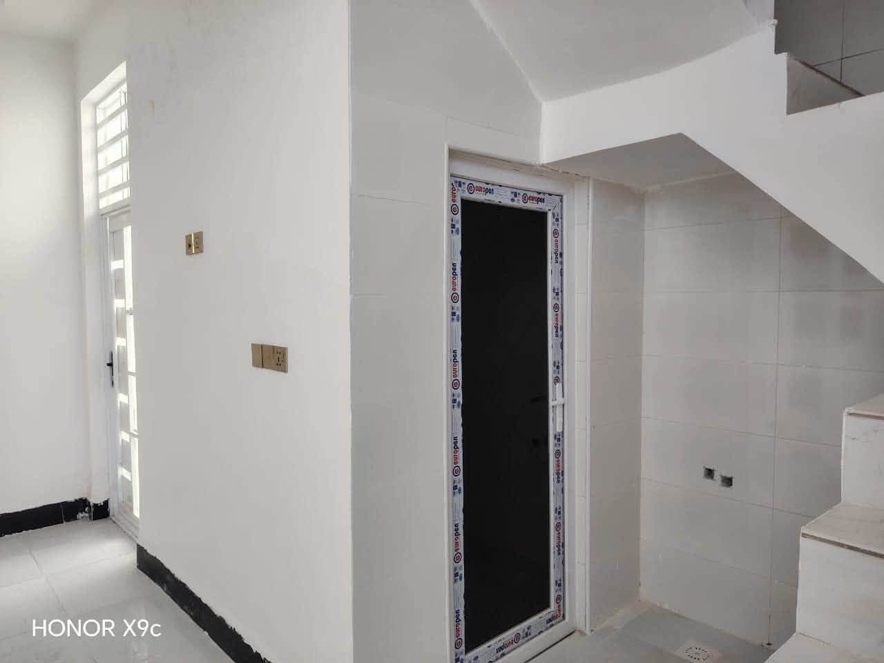 عرض مناسب جداً
بيت 50 متر مربع🏠للبيع بالنجف مقابل ملحق القريه شارع الصب عمود ٣٢١ يم السوك مباشر

السعر 17 ونص قفل قفل  💸💸

للاتصال ***********

***********واتساب

نص مكتوب في الصور:
- HONOR X9c