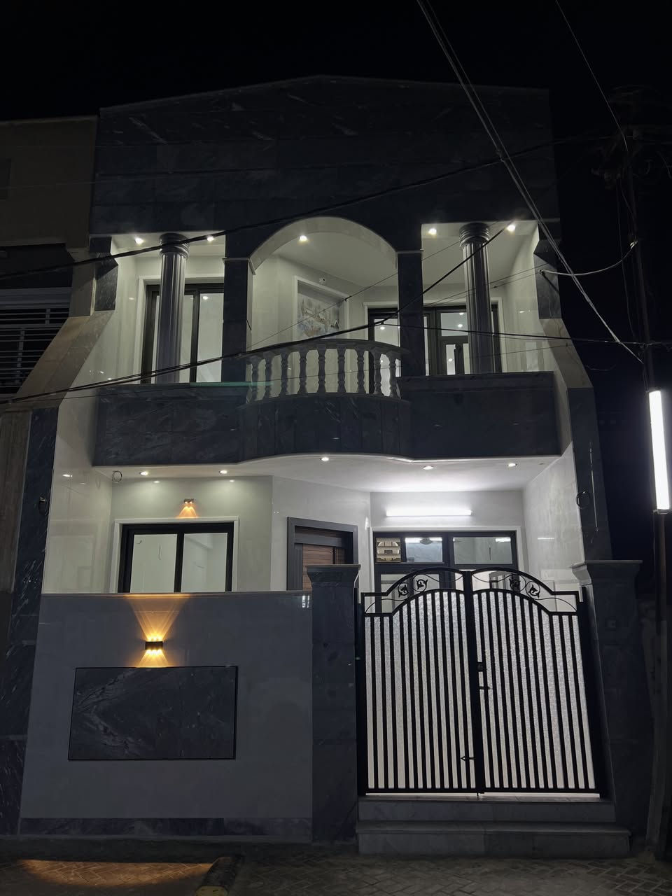 ⁨ دار زيرو للبيع – بغداد / الغدير (702)

📍 الموقع: بغداد – الغدير 702

* المساحة: 108 م²
* الواجهة: 6 م | النزال: 18 م
* بناء جديد 2026
* طابقان
* 4 غرف نوم
* صالة، مطبخ، وحمّامان
* سطحان

للأستفسار اكثر :
*********** - ***********

#الشهب_للعقار #عقارات_الشهب #مكتب_الشهب⁩
