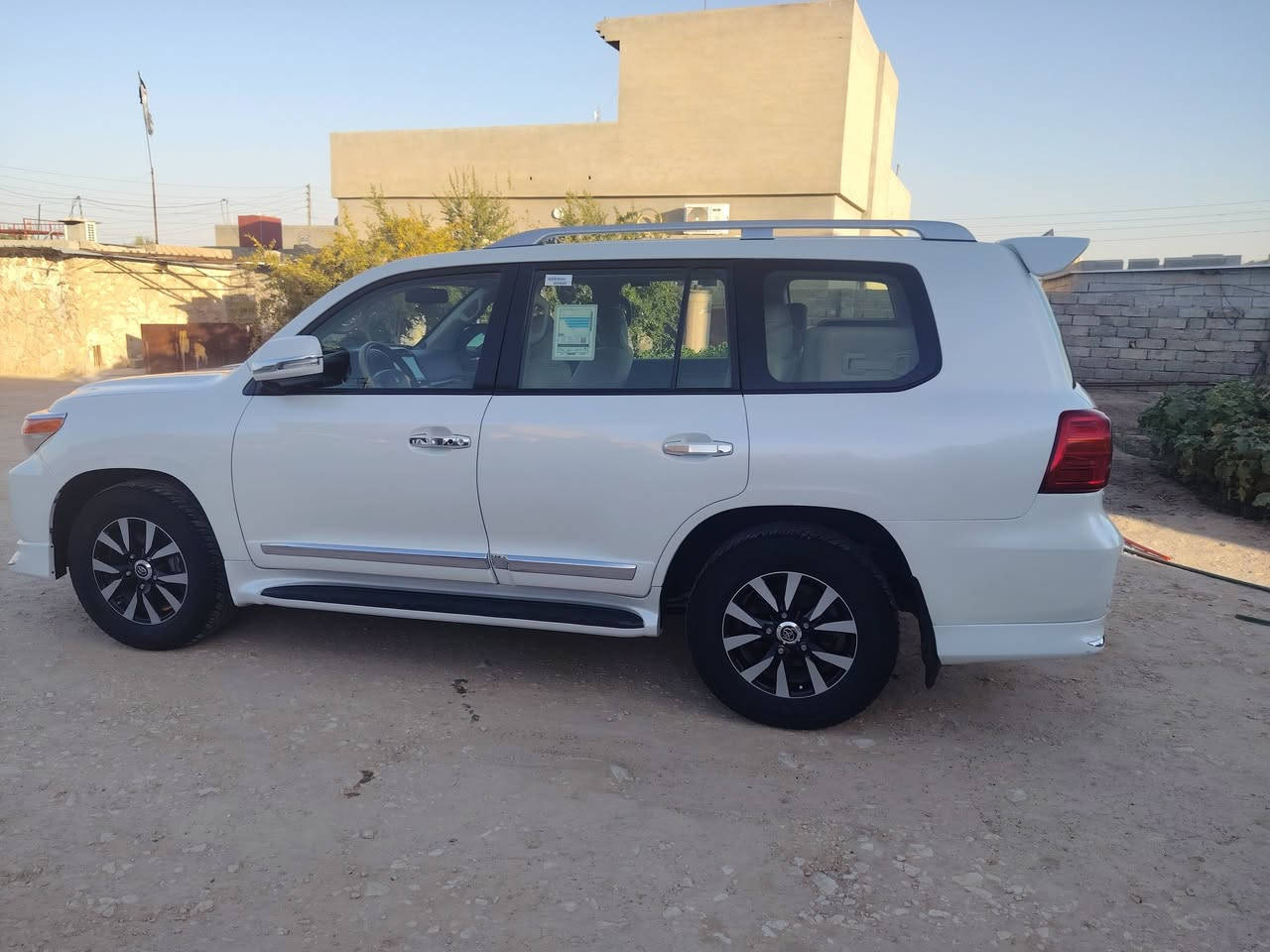 لاندكروز للبيع موديل ٢٠١٤ بريمي فول مواصفات محرك سته سلندر رقم اربيل مجددة باسمي سيارة مكفولة ما عدا تعديل جو قبخ البنزين وصبغ قليل بالدعامية الخلفي السعر ٣٧٥ ورقة بها مجال قليل الاتصال على الأرقام التالية  ***********.  ***********
