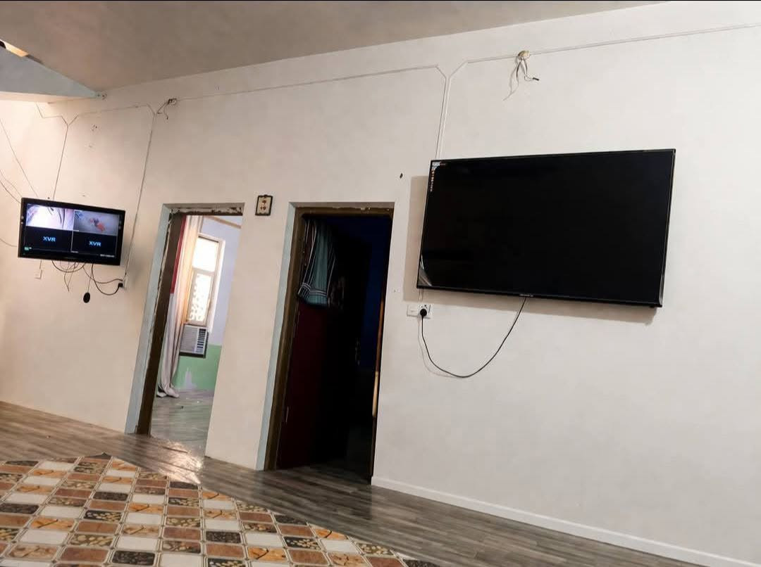 بيت محجوز مبادرة بداية المعراج تدفع باليد ٥٠ الباقي اقصاد تدفع بالشهر ٤١٧ المساحة ٢٥٠ متر ٣غرف نوم استقبال مطبخ صالة صحيات ومنور محل طالع من البيت رقم الهاتف ***********
