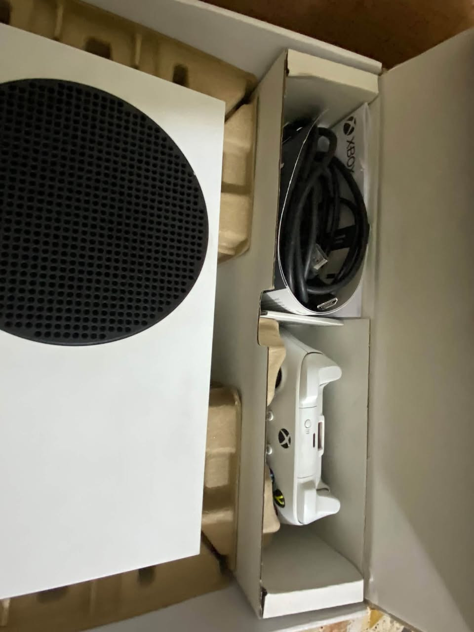 لسلام عليكم شباب اكسبوكس سيريس اس للبيع نص تيرة 512GB الجهاز كامل من كل ملحقاتة جوستكات ثنين مروحة تبريد وايرات الجهاز كله كامل  ويجي ويا احساب بي العاب اسسن العراق سعر العبة 70الف وفيفا 25 سعره 20 الف وبلاك اوبس سعره 23 الف ورددن ردبشن سعره 30 الجهاز كامل من كلشي ول جوستك الثانية الون مالته اصدار محدود تكدر تبيعه وحد بسعر اغلى من الجوستك العادية الجهاز اصدار 2021 سعرة500 وبي مجال للشراي 
مكان بغداد 
الرقم ‪***********
