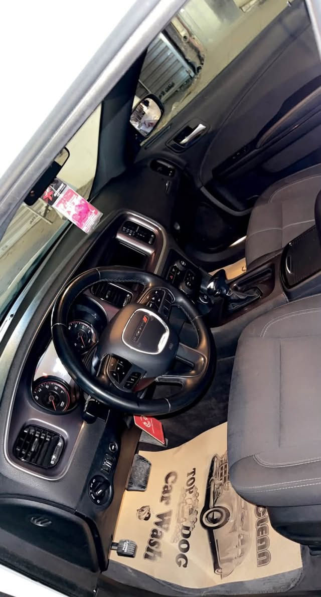 السلام عليكم جارجرموديل ٢٠١٨ أمريكي حادثه بصوره كلش بسيط كير محرك وحداديه ممتازه والباقي كله مكفول محركsxt  ٣٦٠٠ سته سلندر تشغيل عن بعد ماشيه ٨٠ ميل تخم تاير نضيف جدا بأسمي رقم بغداد السعر 218$   وبيها  مجال  رقم الموبايل ***********
