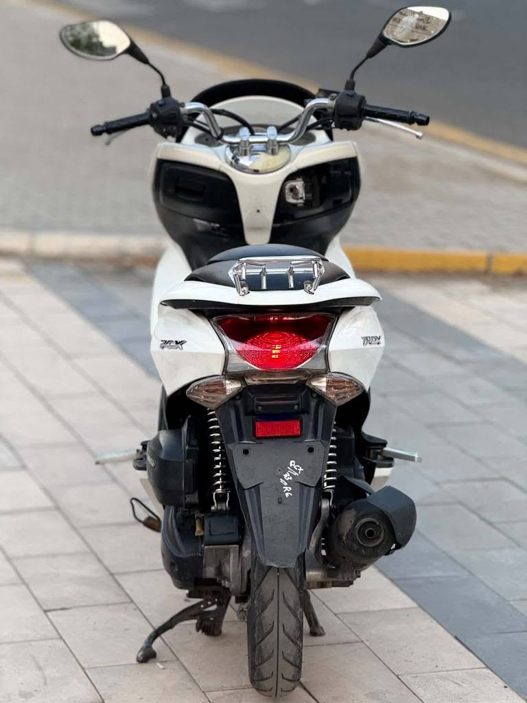 السلام عليكم للبيع دراجه pcxجيل الاول ماشيه19الف  دراجة  ماخذها رمبه الدراجه وأعلى ايدي حجم مكينه 150ياباني الاصلي دراجه جديده مال جناي وعلئ ايدي لون ابيض   
ياباني الاصلي دراجه كامله أستان كهربائي حساس ازدحام سويجات دراجه جديده الدراجه  احلا من الصور مال جناي المكان بغداد دراجة مكفوله اي نقص مابيه السعر1350
وبيها مجال بسيط  مستعجل على بيعتهه 
اي استفسار *********** بغداد, العراق
