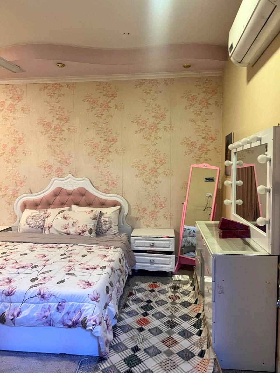بيت 🏠 للبيع بحي الاكراد بسعر مناسب
طابقين ونص 
100 متر بناء 2019 درجة اولى  
نظافة البيت ممتازة وموقع ممتاز 
السعر على الواتساب للشراي 
*********** 📞 مكتب كرار  الذهبي
