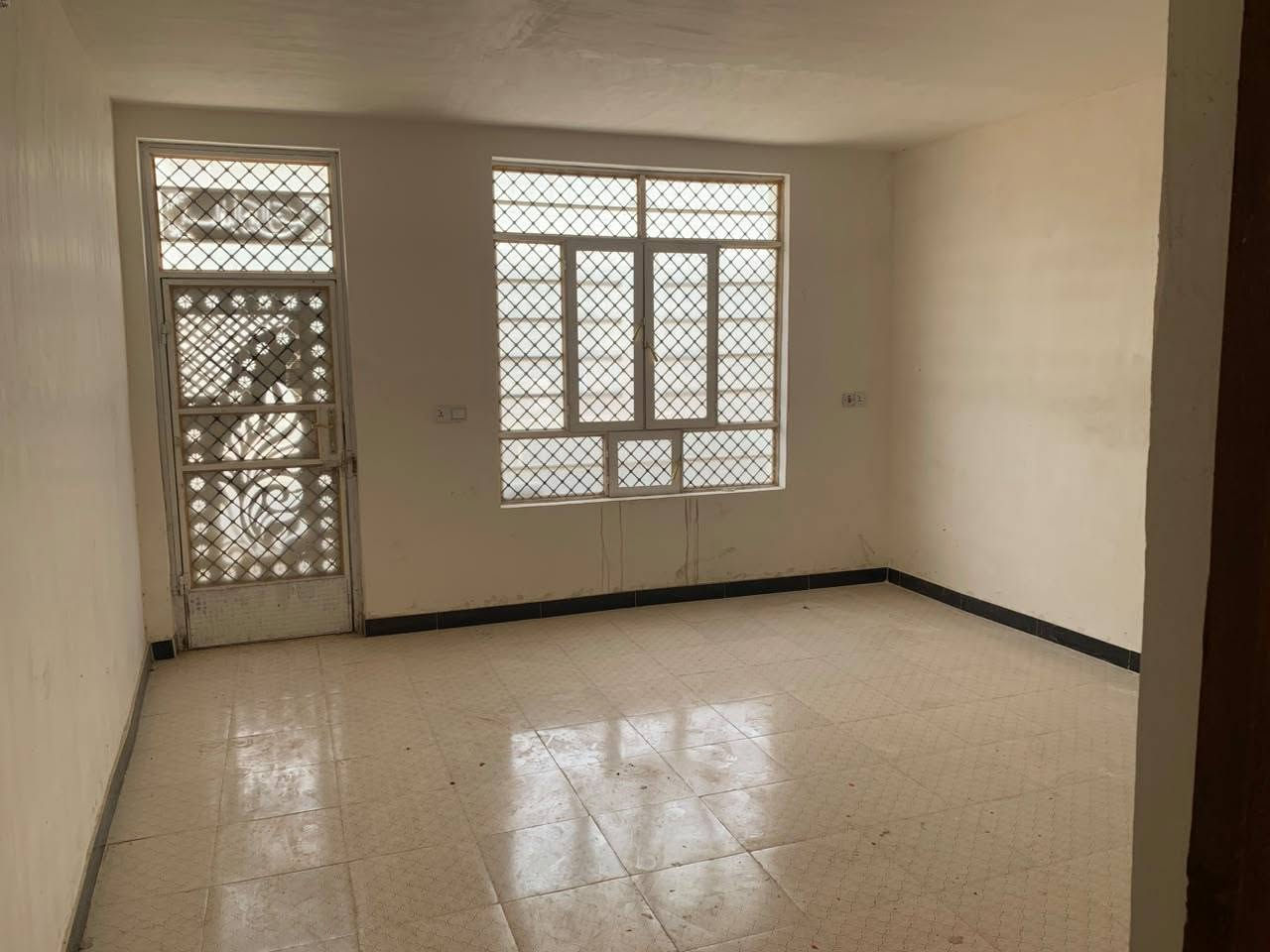 السلام عليكم الدار للبيع في ٧نيسان وبين المراسمه المساحه ١٠٠ متر بناء طابوك البيت يحتوي ٢ غرف نوم وحولي واستقبال ومطبخ   السعر ١١٠  /***********
