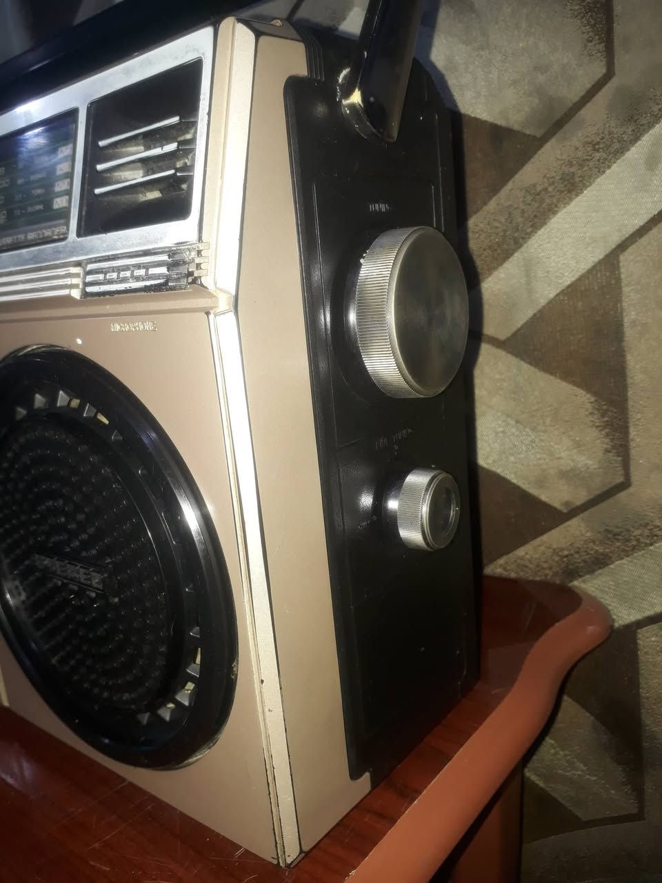 بيع 
راديو مسجل
 ناشيونال بانسونك**RX_5030**
إستيراد الشركه العامه التجاريه العراقيه 
في الثمانينات 
راديو 4 موجات*AM*SW1*SW2*FM
جدا نظيف بلادي على وضع الشركه بدون تصليح نهائيا أستفسار.***********
يوجد خدمه توصيل لكل المحافظات 
**السعر على الخاص**
