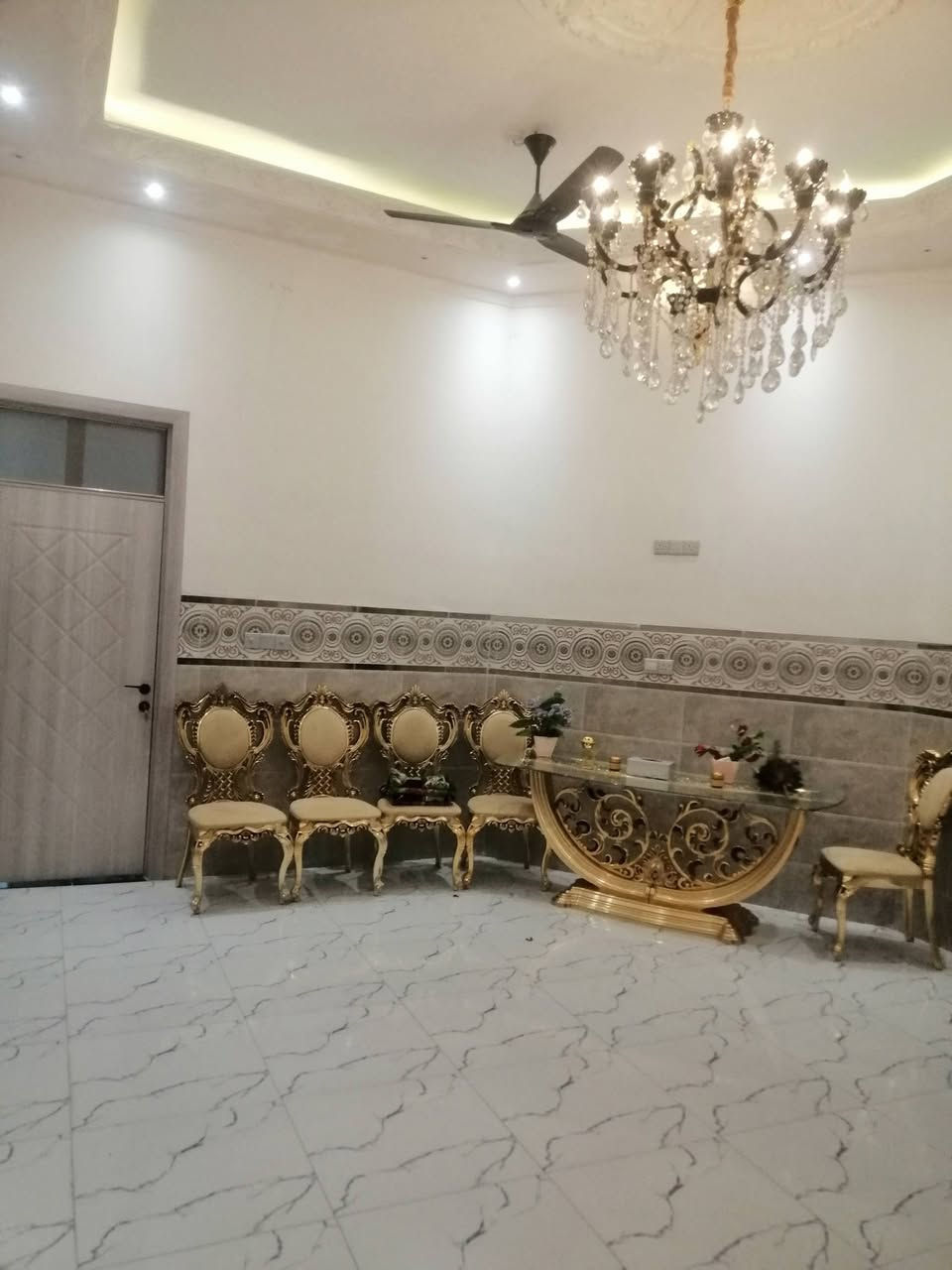 فله للبيع في الفلوجه خلف مجمع الرحاب شارع 10 ب15 مساحه 600 بناء حديث نقوش مغربي  طابوق ملكي طابو زراعي سند يحتوي على 8 غرف نوم وصاله عدد 2  ومطبخ حار وبارد عدد 2 واستقبال وهول وارضيه كاشي مرمر وكهرباء طوارئ وانترنت 24 ساعه مجانا يحتوي على 2 برج اتصال وانترنت وبي وارد سنوي ويحتوي على محميه حيوانات
السعر 390 مليون بيع او مراوس في مزرعه 
للإستفسار مراجعه مكتب القمه للعقار او الاتصال على الأرقام التاليه
***********
***********
