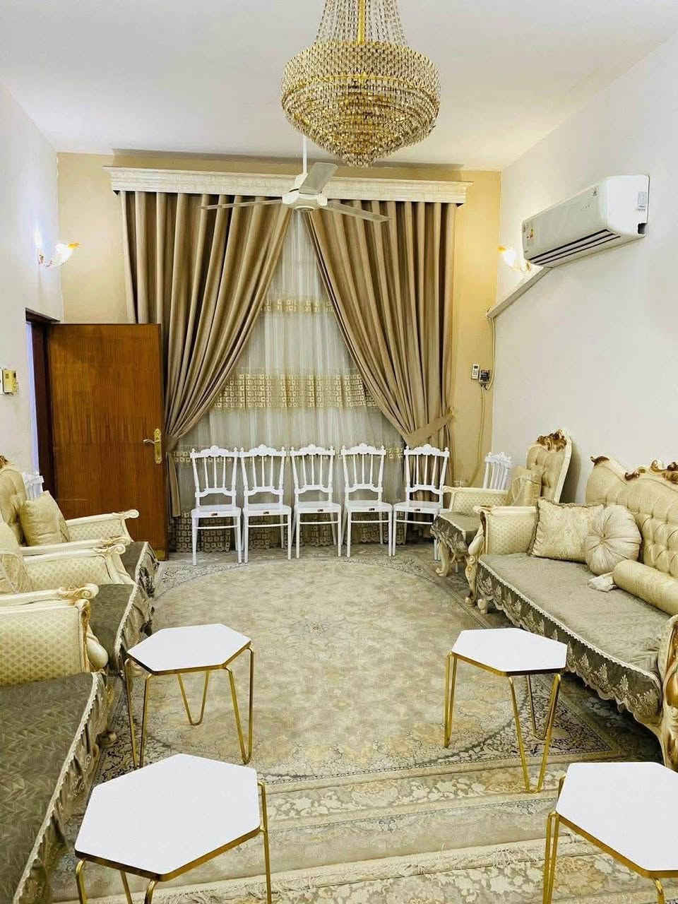 للبيع دار حي الزهراء ٢٠٠ متر شارع الخلفي لسياج روضه العبير  شارع ٨ م البيت بناء ٢٠١٠ نظيف جداً طابقين ٦ غرف نوم للاتصال 
*********** 
***********
مجتبى معله او مراجعه مكتب ضي الحسن للعقار النجف الاشرف حي الزهراء شارع الكيات

