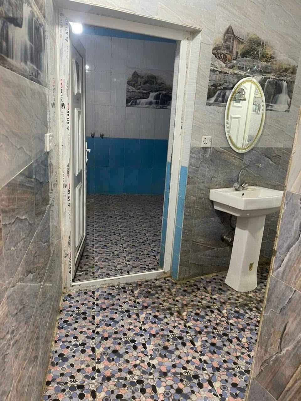 السلام عليكم بيت للايجار مساحته ١٥٠ متر  بناء حديث طابقين طابق الاول يحتوي ع  طرمه وحديقه ومطبخ وهول واستقبال وغرفه وحمام غربي  ومرافق شرقيه  والطابق الثاني فقط غرفه ومخزن مكانه بغداد/ حي العباس مقابيل كليه الرشيد الجامعه الاتصال ع رقم *********** بغداد, العراق
