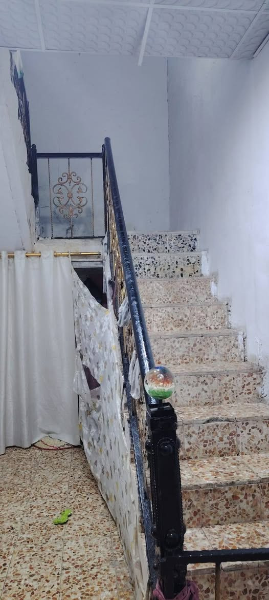 بيت للبيع بلحيانيه بلربعه خلف مدرسه التحدي طابو صرف يتحول مباشر طابقين طابق الاول كونكريت يتكون من غرفتين وصحيات واستقبال وصاله ومطبخ وطابق الثاني سندويج يتكون من غرفتين وصحيات مساحه 150م السعر 125 وبي مجال إستفسار خاص

