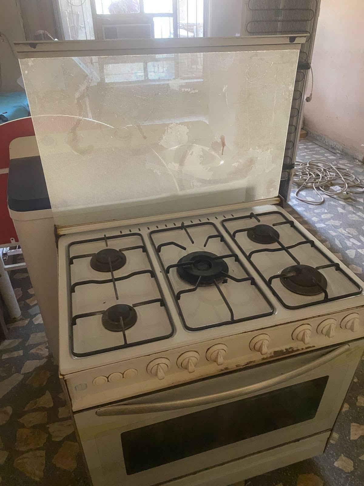 السلام عليكم عندي غراض  مستعملة للبيع  للتواصل على رقم الهاتف ***********
