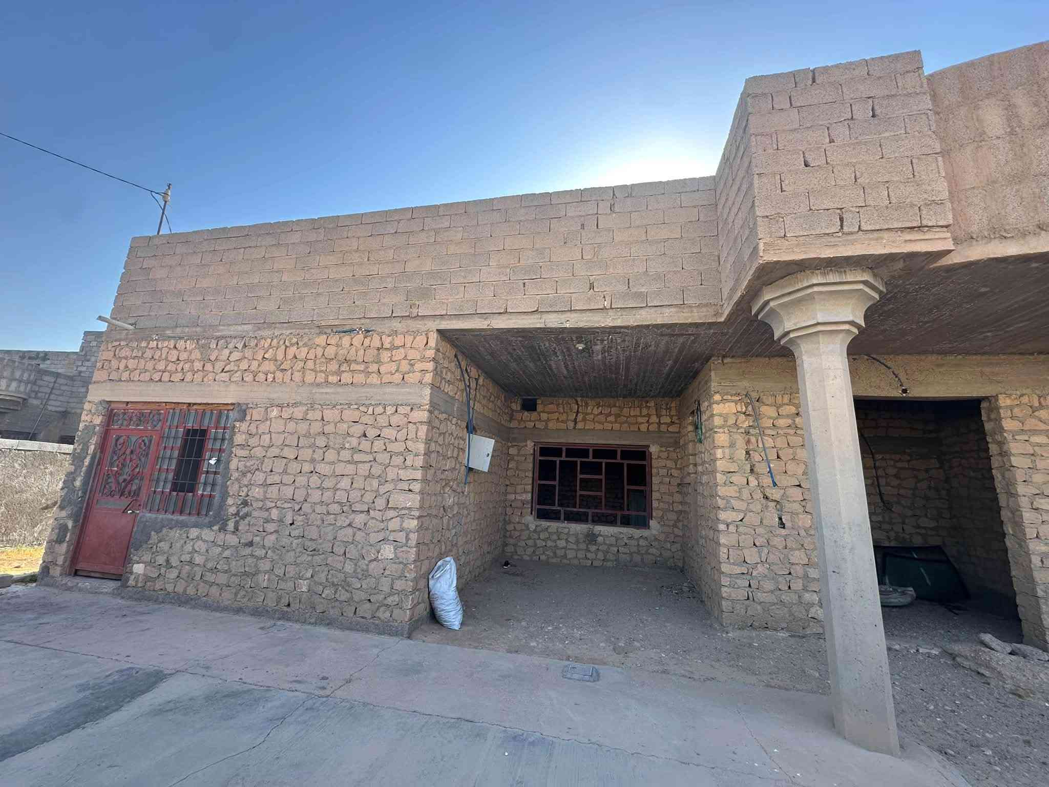 السلام عليكم 

بيت للبيع 

ركن على شارعين 

تصميم بيتين واحد كامل يعني ملبوخ ومصبوب ومأسس كهربائيات والثاني هيكل

البيت يتكون من 3غرف +صالة +مطبخ حار وبارد +صحيات +مخزن 

البيت الثاني نفس الشي بس واگف علصب 

ديوان خارج معزول عن البيت 

#المساحة الكلية 1300

#مساحة البناء 540

#موقع البيت حصيبة حي غزة بنهاية الإذاعة تبعد عليه الإذاعة شارعين

باقي التفاصيل خاص وهذا رقمي بي واتساب ***********

