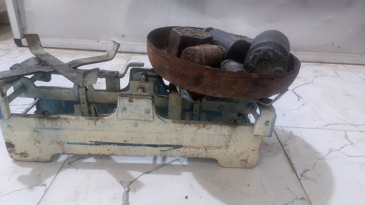 ميزان كامل مع العيارات اصلي زائد ملحق مترين نظيف جدا بدون سنك زائد جدر عدد اثنين يشتغل كهرباء عل فحص للإستفسار الاتصال على الرقم ***********
