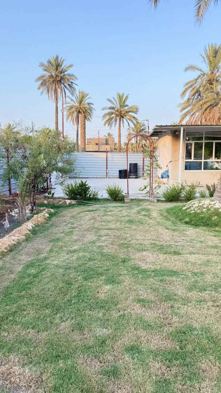 سلام عليكم مزرعه للبيع مساحتها الف متر مع مشتمل بيها كهرباء ومي ومي سقي وطريق عشره متر  مكانها حله عنانه للاستفسار ***********
