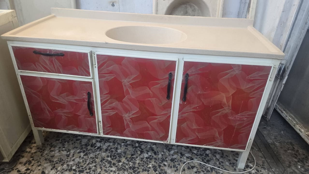 السلام عليكم سنك مرمر نضيف مثل ما واضح بالصورة سعرة ١٢٥ الف خانه نضيفه بدون اي ضرر وبيها سبورت لايت سعرها ٦٠ الف العنوان حي اور قرب جامع الخلفاء متواجد واتساب فيس اتصال ***********

