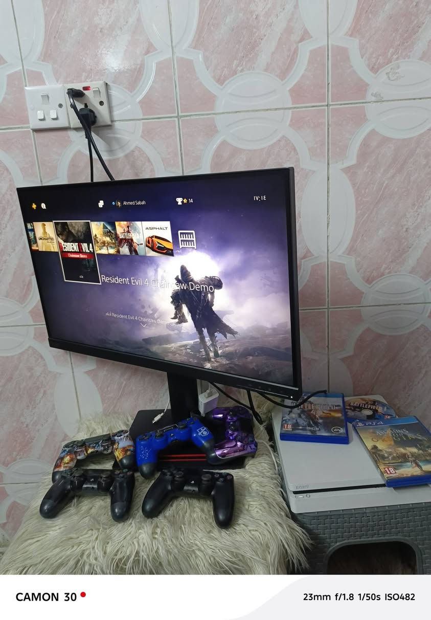 🎮 عرض كيمجي متكامل ومميز للبيع! 🔥
​بلايستيشن 4 سليم (PS4 Slim) سعة 1 تيرا مع الشاشة، الألعاب، و5 جوجستكات (أجهزة تحكم)! جهاز نظيف جداً وأخو الجديد (بدون كارتونة)، ومعروف بكامل ملحقاته والكابلات والدجتل.
​📋 تفاصيل العرض الكاملة:
​الجهاز: بلايستيشن 4 سليم بذاكرة 1 تيرا (1TB).
​أجهزة التحكم: 5 جوجستكات متوفرة مع الجهاز.
​الأقراص المادية: 3 أقراص ألعاب متضمنة في العرض.
​الشاشة: شاشة ألعاب  متحركةواضحة وممتازة ملحقة مع الترتيب الكامل للكابلات.
​الألعاب الرقمية المثبتة (كما تظهر في الفيديو):
​Little Nightmares & Little Nightmares II
​Asphalt Legends
​Assassin's Creed Origins
​Battlefield 4 & Battlefield 1
​Destiny
​eFootball
​Fall Guys
​Far Cry 6
​Fortnite
​Moto Racer 4 Demo
​Resident Evil 2 (R.P.D. Demo)
​Resident Evil 3 Demo
​Resident Evil 4 (Chainsaw Demo)
​Resident Evil Revelations 2
​Roblox
​Street Fighter 6 Demo
​Tom Clancy's Rainbow Six Siege
​Uncharted: The Nathan Drake Collection
​💰 السعر الإجمالي: 300,000 دينار عراقي فقط للبليستيشن مع الشاشة والـ 5 جوجستكات وكافة الملحقات.
​📞 للتواصل والاستفسار:
متواجد للرد على (واتساب فقط) عبر الرقم:
***********عنوان بغداد الكرخ

نص مكتوب في الصور:
- CAMON 30
- 23mm f/1.8 1/50s ISO473
- CAMON 30 • 23mm f/1.8 1/50s ISO473
- CAMON 30  23mm f/1.8 1/50s ISO482
- CAMON 30  23mm f/1.8 1/50s ISO722
- CAMON 30  23mm f/1.8 1/50s ISO492
- CAMON 30  23mm f/1.8 1/50s ISO551