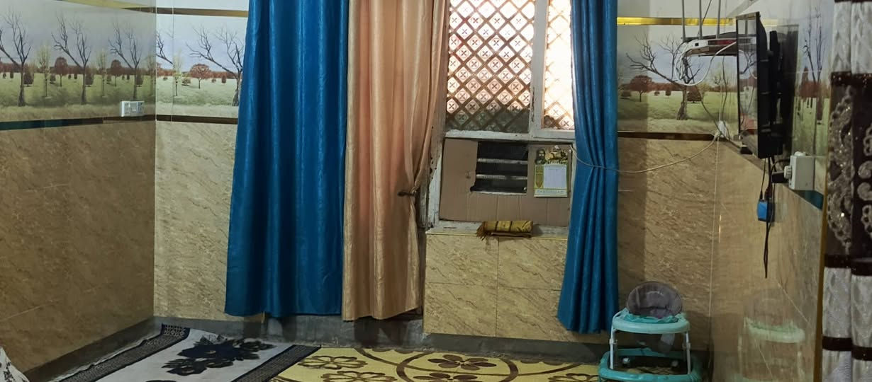 للبيع في بغداد / حي السفير  الخامسة)معروض  يقع في حي السفير / الخامسة، بموقع متميز وكامل الخدمات.المساحة الكلية: 160 متر مربع.عدد الطوابق: طابقين.الخدمات: شارع مبلط بالكامل، مع توفر كافة الخدمات الأساسية (ماء، كهرباء، مجاري).📞 للاستفسار عن السعر وتنسيق موعد للمعاينة، يرجى الاتصال على الرقم:   رقم هاتف هنا]‏‪***********‬‏

