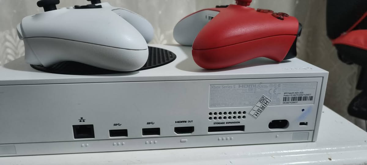 اكس بوكس سيريس اس
ذاكرة 512

تجي وياه يديتين اصلية

جهاز مو مفتوح و كلش نضيف

سعر:350 و بي مجال

رقم:***********
