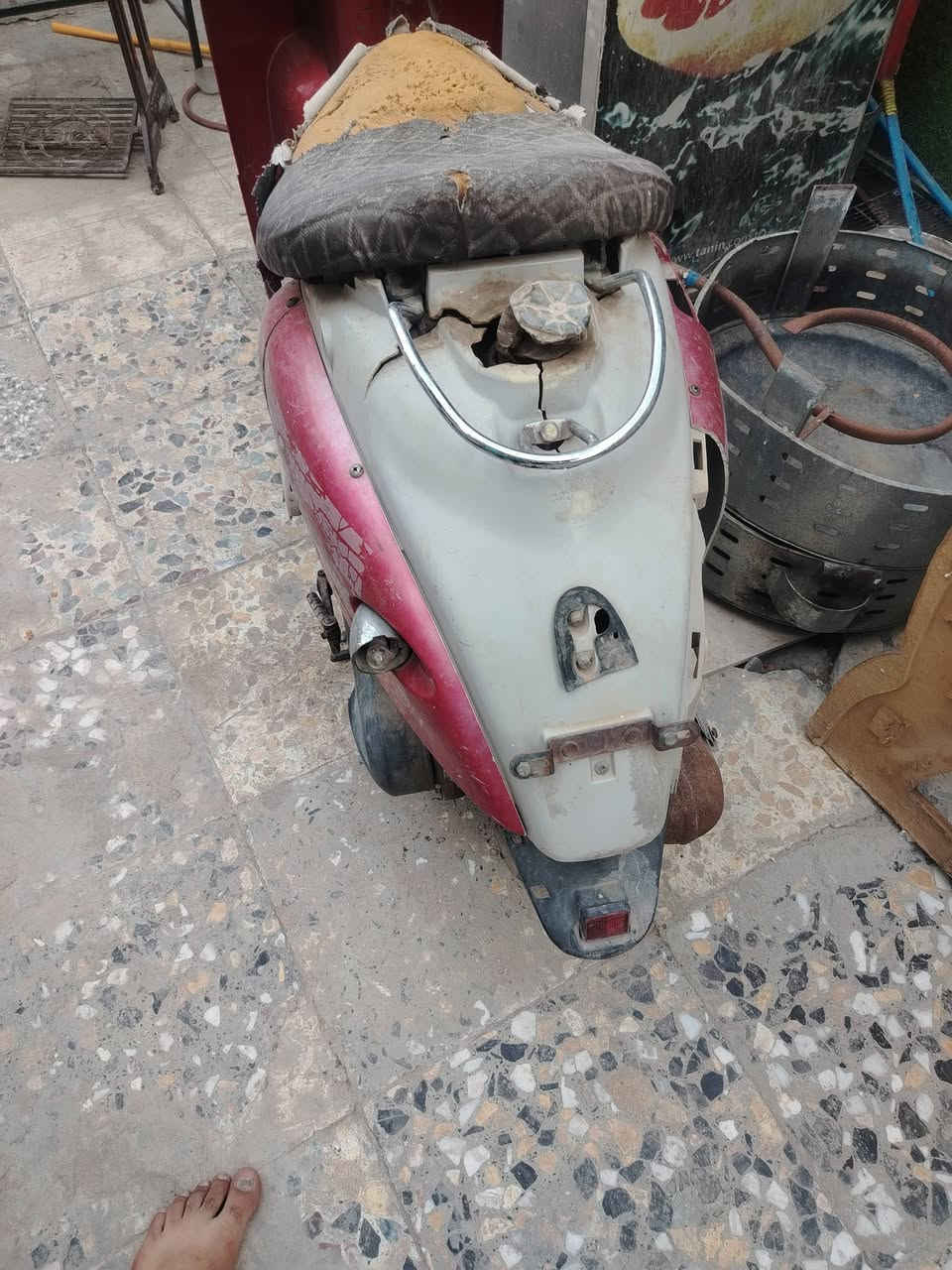دراجه ٦٠ البيع متروكه صار ٥ سنوات كلج خلفي وامامي مجفته كامله بس كبريتر غرضها ناقصه جيب كبريتر وشغلها والكفرات كامله المهتم يتصل *********** بي وتساب

