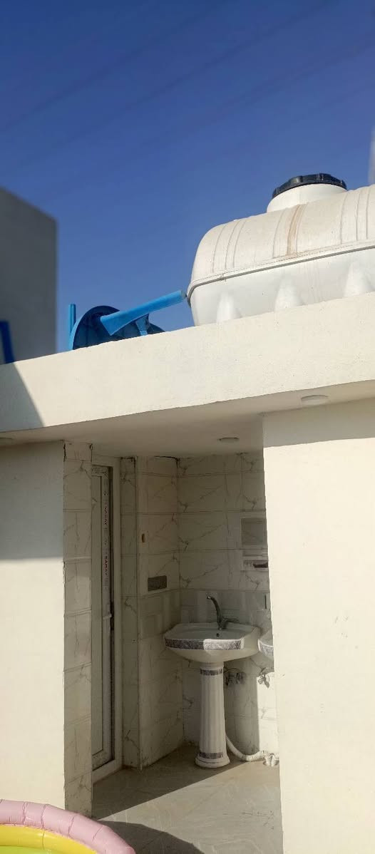 دار للبيع مساحة 250متر 
واجهة 7.5
نزال 33
ارض طابو سند 25
يحتوي استقبال خارجي طول 12
مع صحيات خارجية 
ممر يدخل على البيت 
داخل غرفتين نوم وحده 5في 4
ثانيه 3 وربع في 5
صاله كبيرة بيها حمام ومنور دراج 
ومطبخ حاره وبارد  واستقبال داخلي 
الاستفسار الاتصال على الرقم التالي 
***********
الموقع  العثمانية الاولى 
شارع  جامع ابراهيم الخليل
