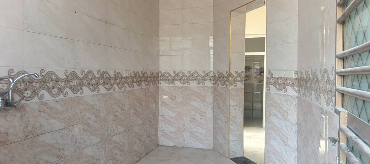الدار للبيع حي الزهراء المساحة 125متر خلف المصتوصف السعر 95معه المجال بصيط غرفة صالة مطبخ استقبال حمامات داخليه وخارجيه كنكريت مسلح ***********
