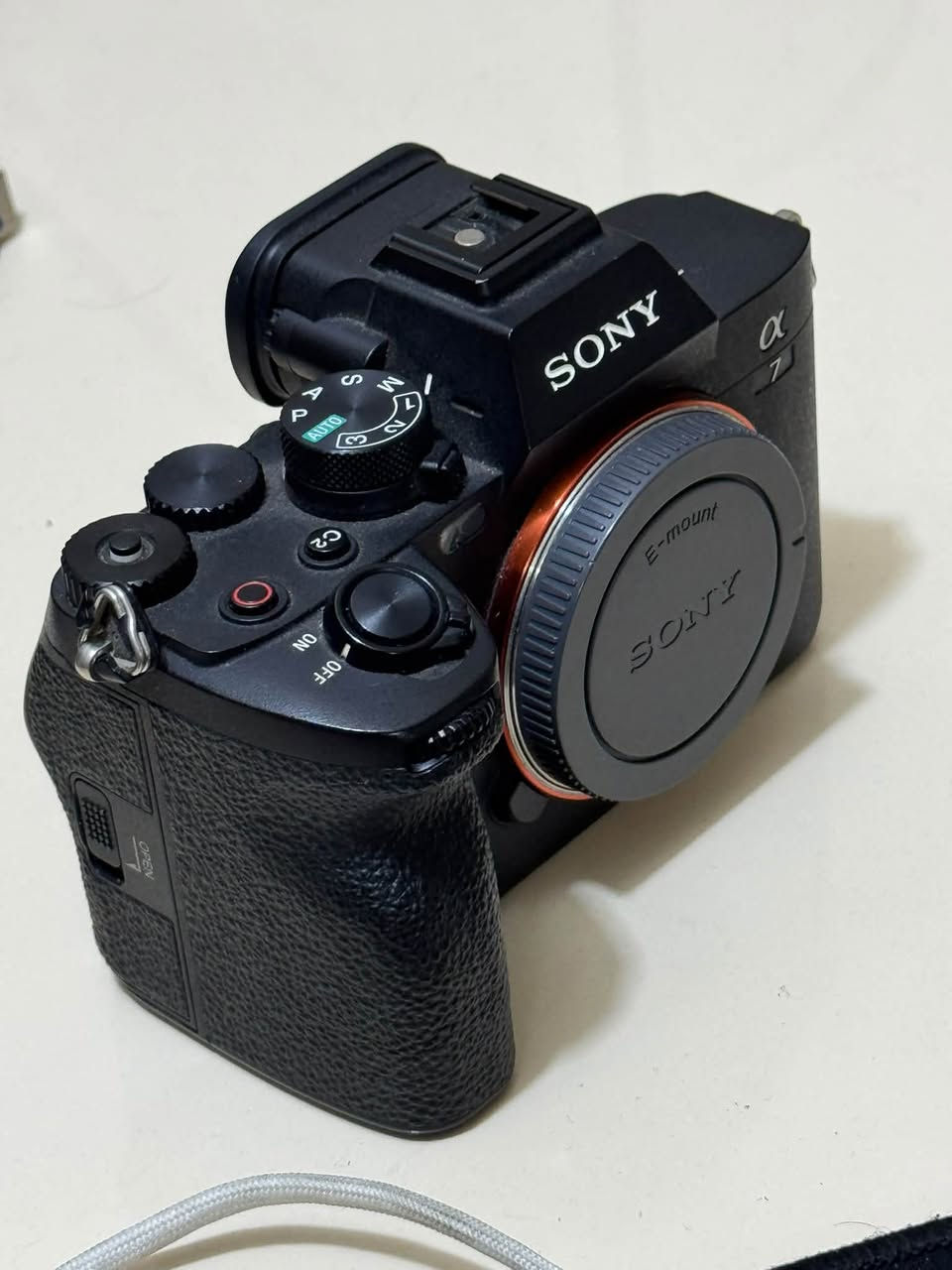 السلام عليكم ورحمة الله وبركاته 
للبيع Sony iv 
الكاميرا نظيفة وتاركها بالبيت صار هواي 
شترها ماعرف شكد  بس بحدود 15k هيج 
السعر مليونين و 300 قفل 
المحتويات كارتونه وبطاريتين وشاحنة دبل
مكاني بغداد شارع فلسطين
