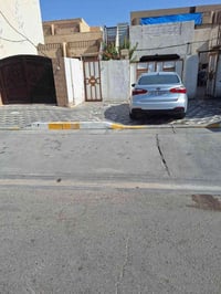 🏠 بيت للإيجار – موقع مميز جداً  📍 حي الشرطة – على شارع 40 مباشر 📌 مقاب...