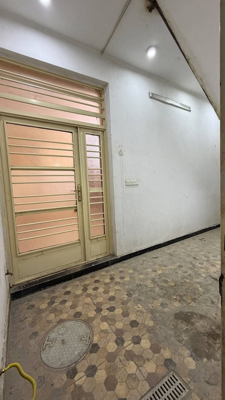 ايجارات في السيديه 
طابق ارضي للايجار مساحته 150متر يحتوي علئ
غرفتين نوم صاله مطبخ خدمات كامله 

موقعه مربع 400 (السيديه )

للاستفسار واتساب ***********

