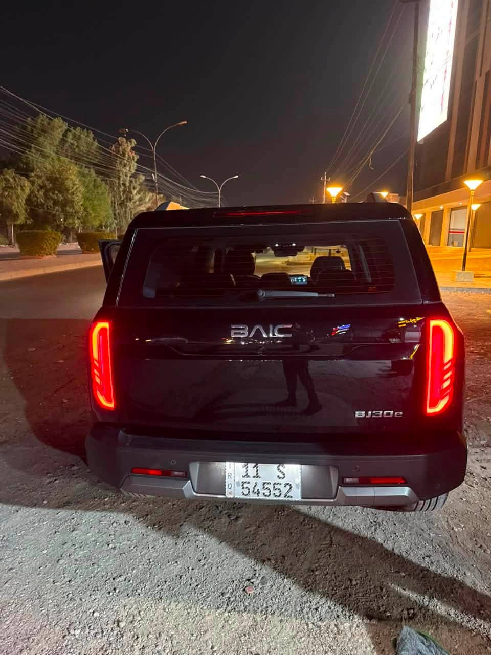 السلام عليكم.....
للبيع سيارة BAIC BJ30E 2026 
●لون أسود 
●السيارة مغلفة PPF 
●السيارة مدوشمة
●ماشية قليل ( ٨ الف )
●مكفولة من اي ضرر
●رقم بغداد انجليزي 
●ضمان محرك وبطارية (ضمان الشركة)

🟫 المواصفات:

✅ محرك هجين ذكي
🔹 1.5 لتر تيربو + محرك كهربائي
🔹 قوة إجمالية تصل إلى 400 حصان
🔹 عزم دوران قوي يقارب 680 نيوتن.متر
🔹 ناقل حركة متطور 
🔹 دفع رباعي

⛽⚡ أداء قوي مع توفير عالي بالوقود
✔️ استهلاك اقتصادي
✔️ سلاسة في القيادة داخل المدينة وعلى الطرق السريعة
✔️ مناسب للاستخدام اليومي والرحلات
👨‍👩‍👧‍👦 5 ركاب براحة عالية

🖥️ تقنية ورفاهية
✨ شاشة وسطية كبيرة
✨ عدادات رقمية
✨ دخول وتشغيل بدون مفتاح
✨ مقاعد جلد
✨ فتحة سقف بانوراما 
مغلفه ppf
🛡️ أنظمة أمان متقدمة
🔒 8 وسائد هوائية
🔒 ABS – ESP
🔒 أنظمة مساعدة قيادة ذكية
🔒 كاميرا 360° وحساسات ركن

السعر 33 وبي مجال بسيط للشراي
***********
