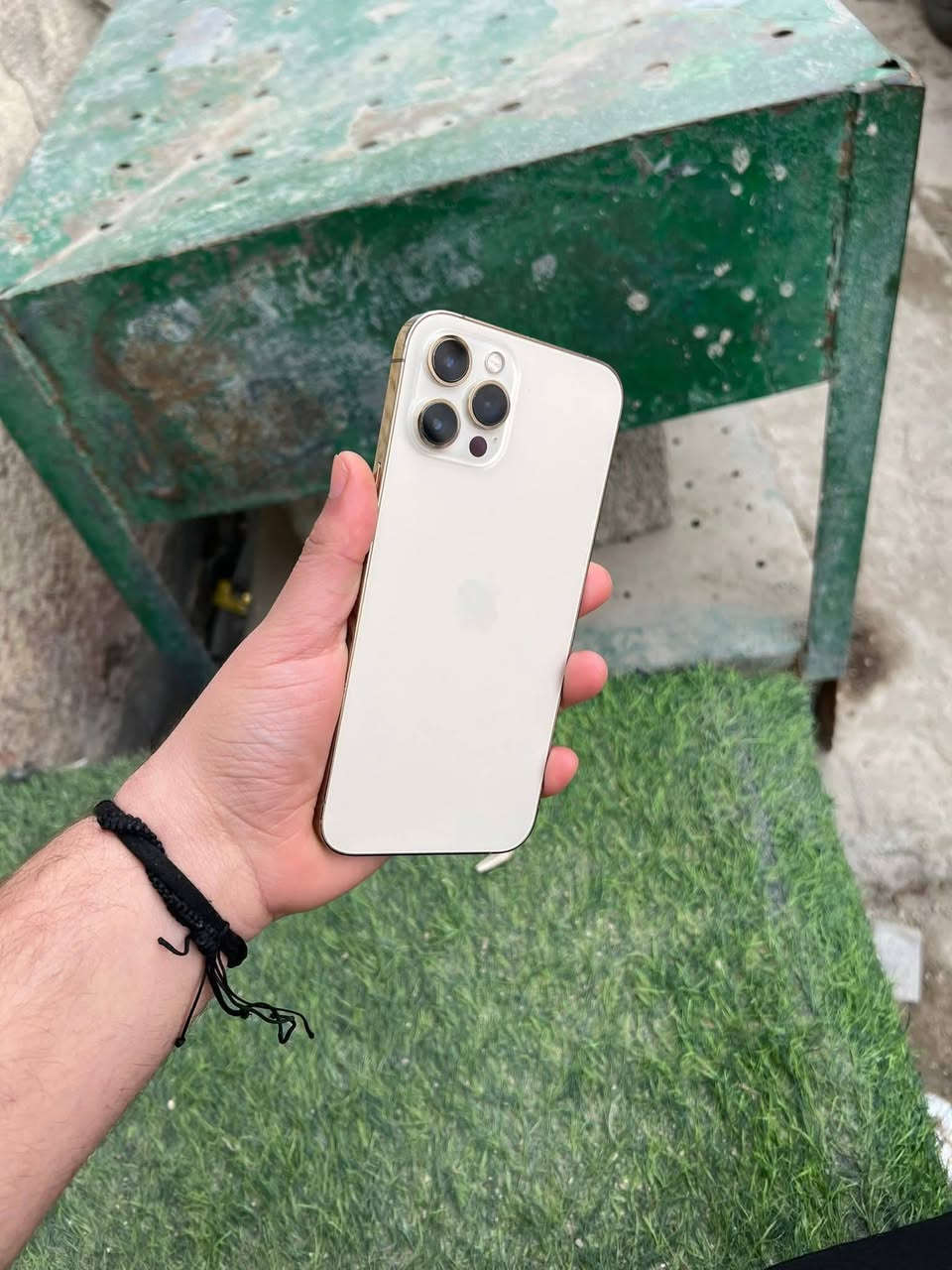 للبيع ايفون 12 Pro Max
*الذاكرة*: 256GB
*اللون*: ذهبي
*البطارية*: 57% نازلة بس شحنتها زينة وماتخربط
*الشاشة*: مستبدلة 3 خيارات - الوان ولمس مكفول
*الكامرات*: مستبدلة بس كلهن يشتغلن
*الشغال*: اتصال ✅ سيم كارت ✅ فيس ايدي ✅
*الحالة*: بدون عطل او مشكلة. تجي تفحص على راحتك
*السعر*: 250 ألف وبي مجال بسيط
*المكان*: بغداد - مدينة الصدر. توصيل ماكو
*للتواصل*: *********** واتساب متواجد
